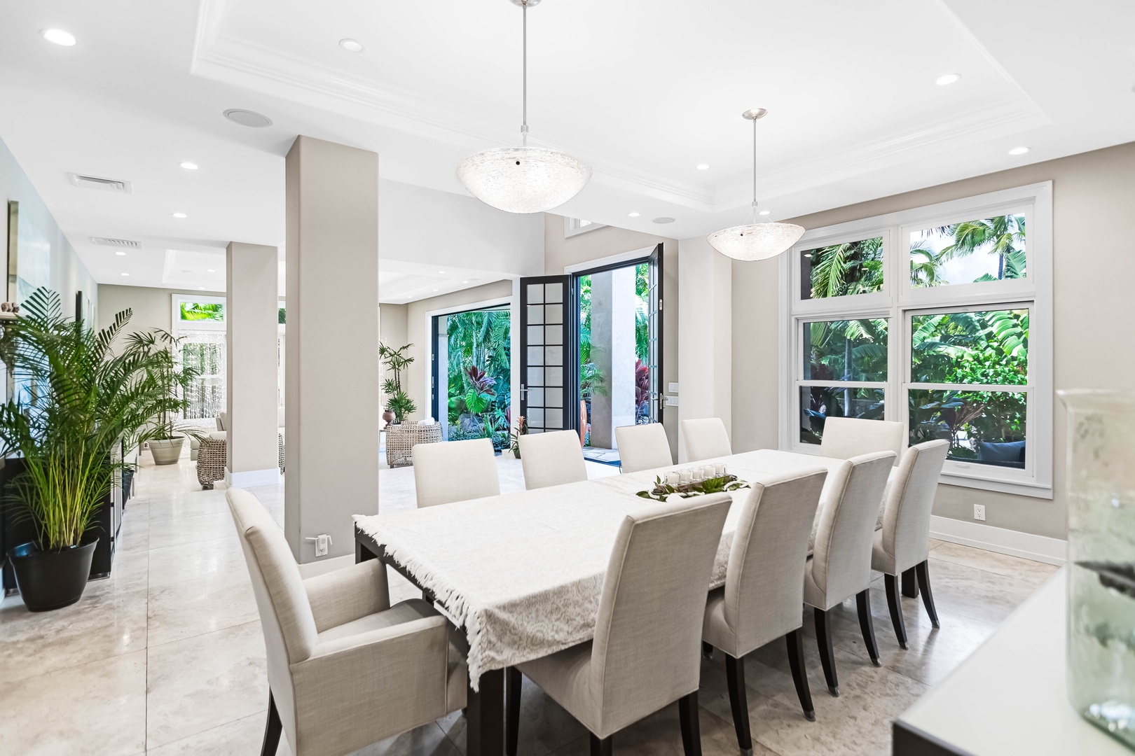 Honolulu Vacation Rentals, Pili Pono - Garden-view dining with natural tones and comfortable seating for ten.