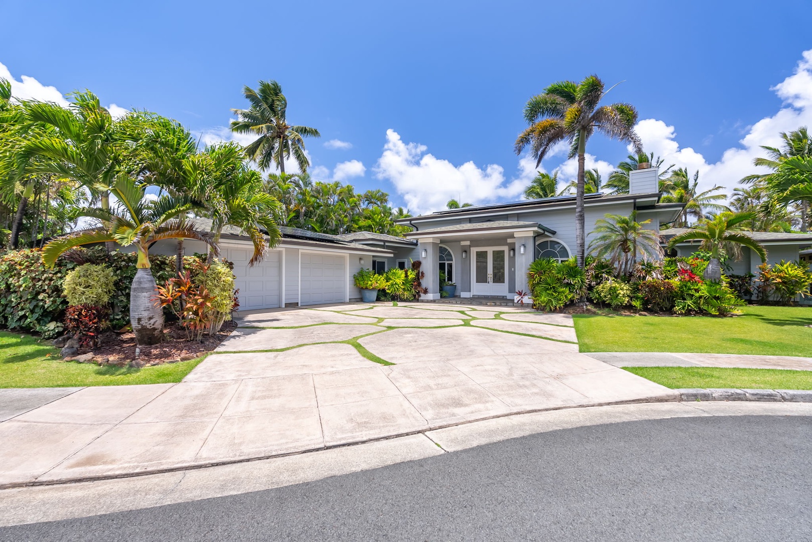 Kailua Vacation Rentals, Kailua Beach House - Arrive in style with a wide driveway and welcoming island entry.