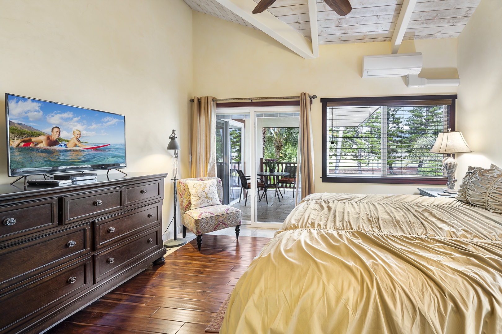Kailua Kona Vacation Rentals, Mermaid Cove - King bed, A/C, Lanai Access, and TV