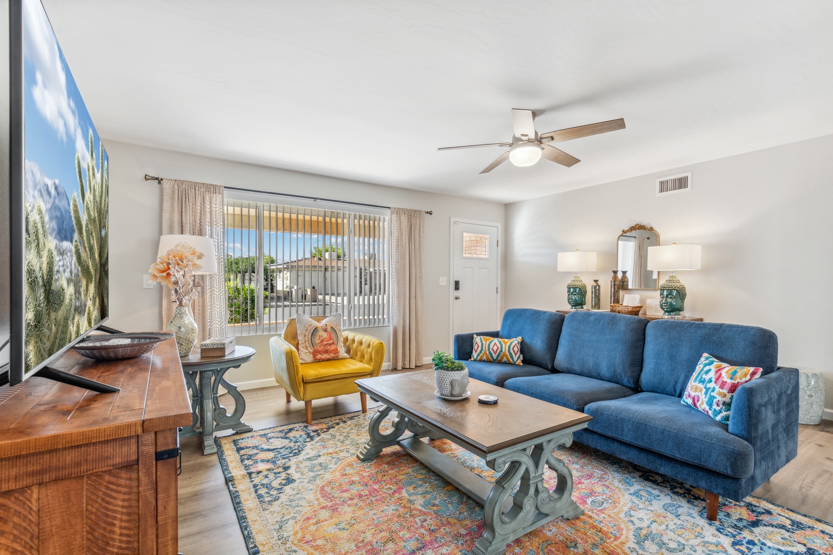 Mesa Vacation Rentals, Private Putting Oasis - Colorful and inviting living room
