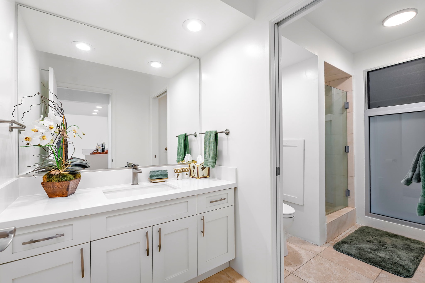 Honolulu Vacation Rentals, Colony Surf Hideaway - Modern guest bathroom with double vanity, soft lighting, and convenient en-suite layout for relaxed routines.