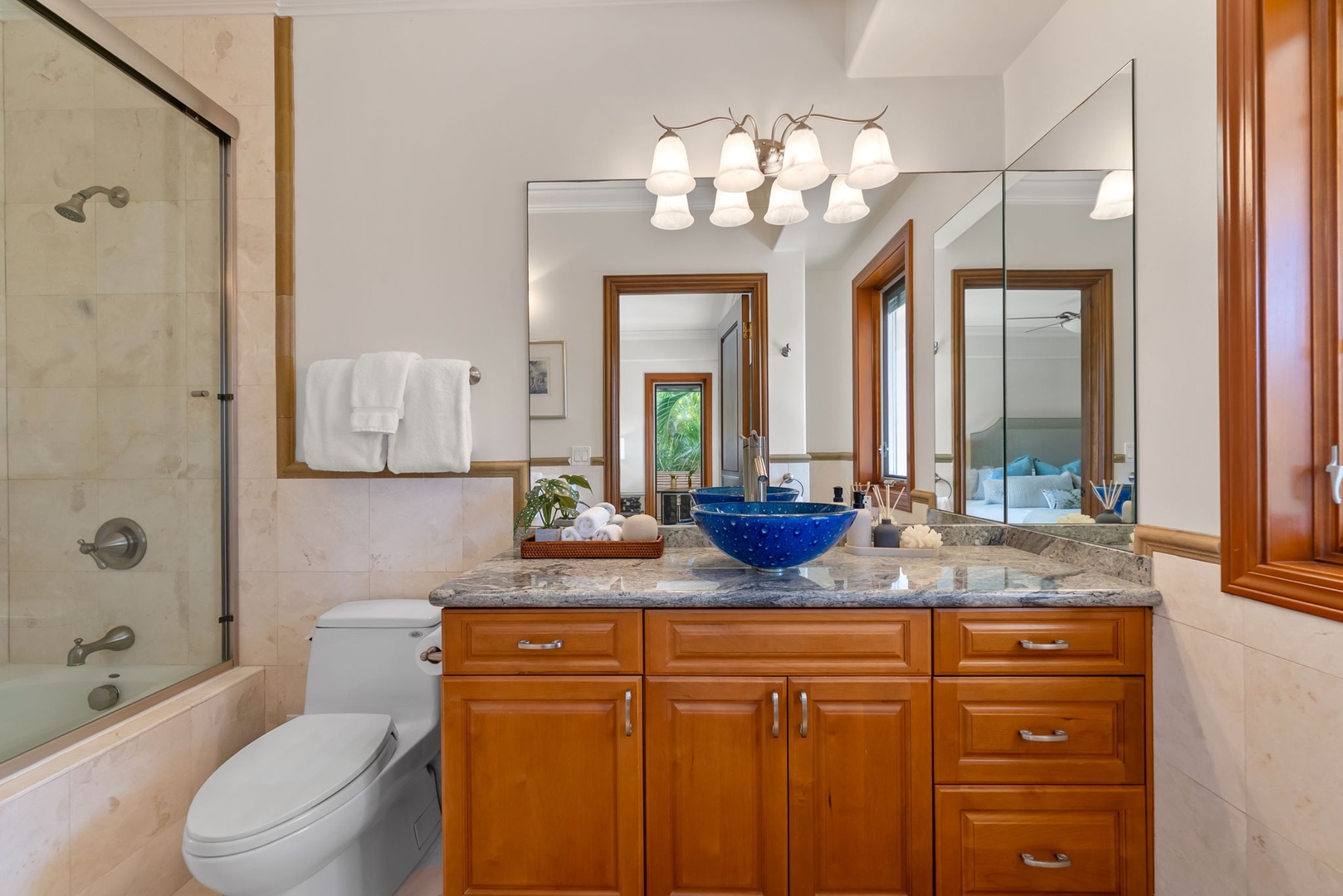 Honolulu Vacation Rentals, Maunalua Estate - Natural light and warm island-inspired details create a calm, polished bathroom retreat.