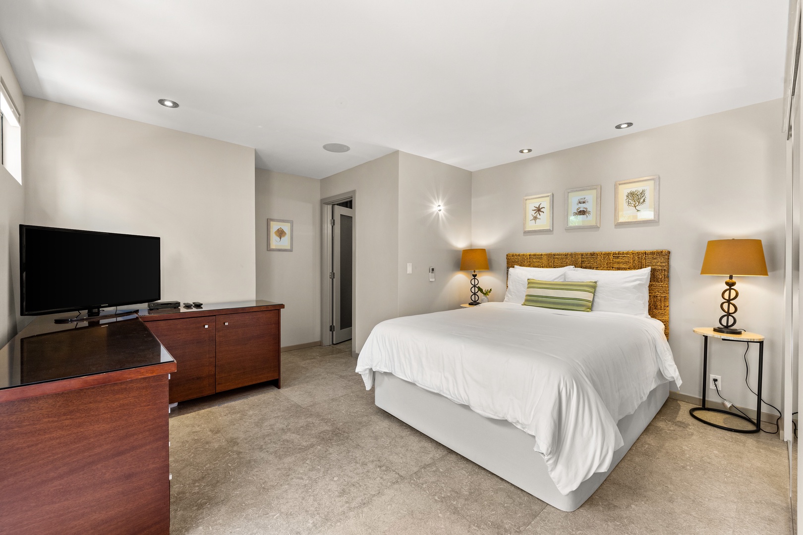 Honolulu Vacation Rentals, Villa Luana - Bedroom Five, on main level, with en suite bathroom.