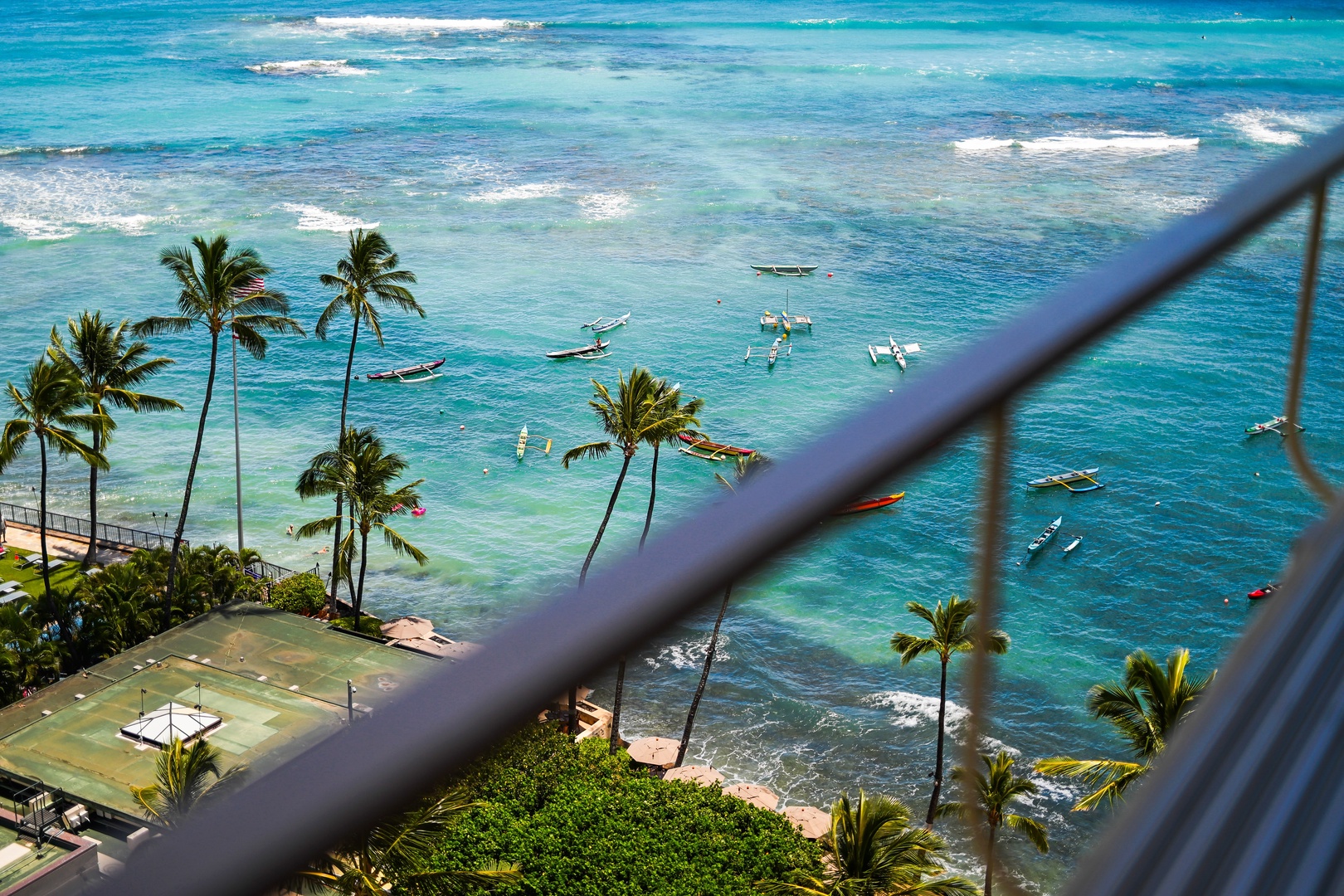Honolulu Vacation Rentals, Kaimana Shores Getaway - Enjoy partial Pacific Ocean views from the top-floor residence, where sparkling blue waters stretch beyond the palm trees.
