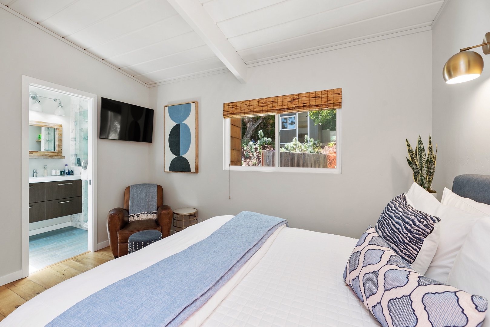 Del Mar Vacation Rentals, Del Mar Zuni Delight - Primary Bedroom with King size bed.