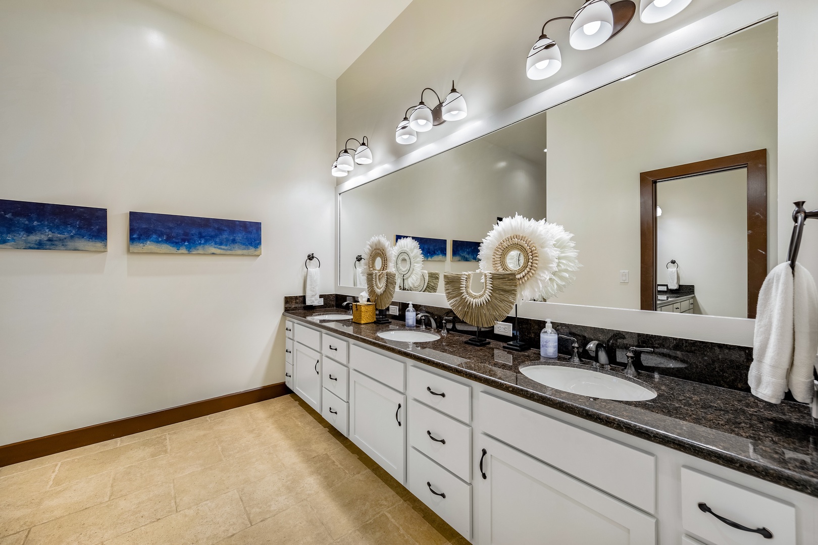 Kailua Kona Vacation Rentals, Kailua Kona Estate** - The second en-suite bathroom with three vanities, plenty of space for all!