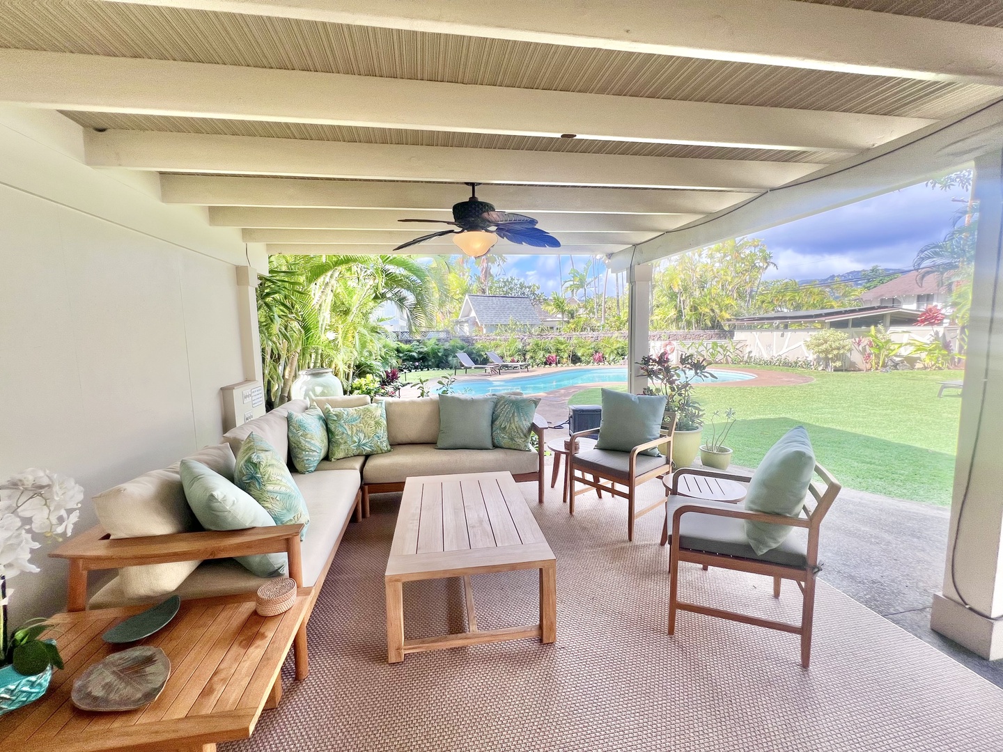 Honolulu Vacation Rentals, Kahala Palms - Cozy lanai with plush seating and a relaxing garden view—perfect for unwinding outdoors.