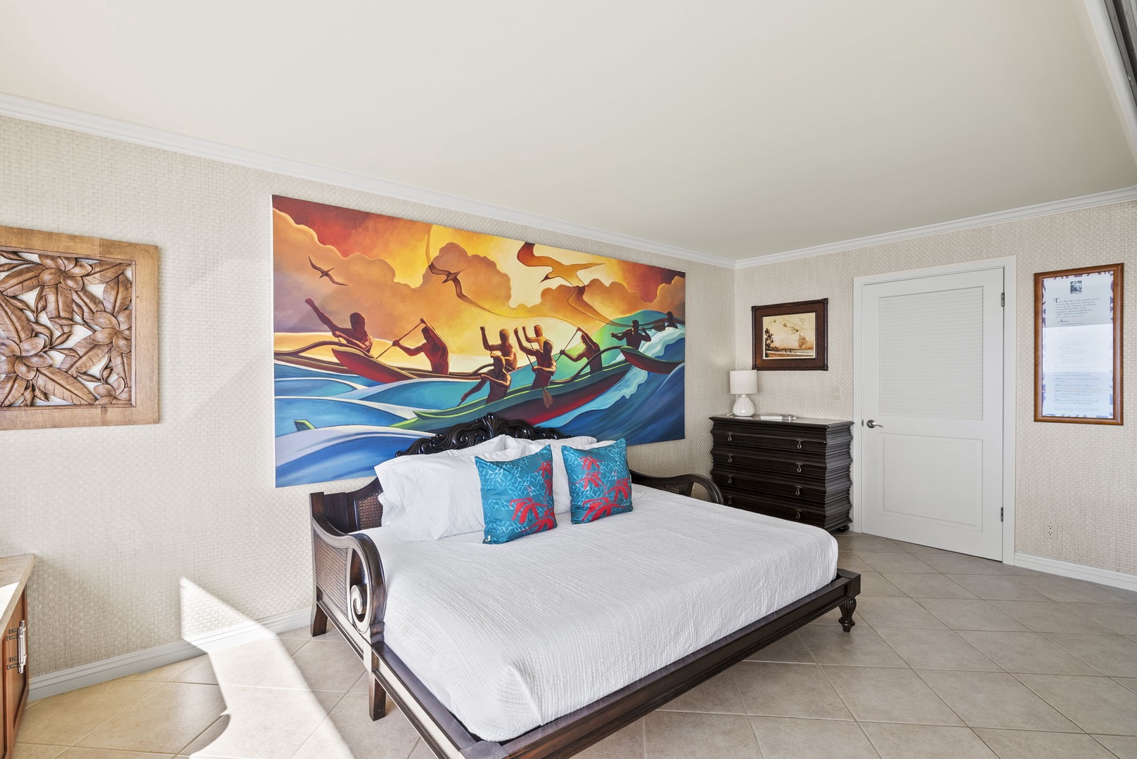 Honolulu Vacation Rentals, Hale Kaimana Breeze - A vibrant mural complements this cozy bedroom, featuring a comfortable sofa bed and serene ocean vibes.