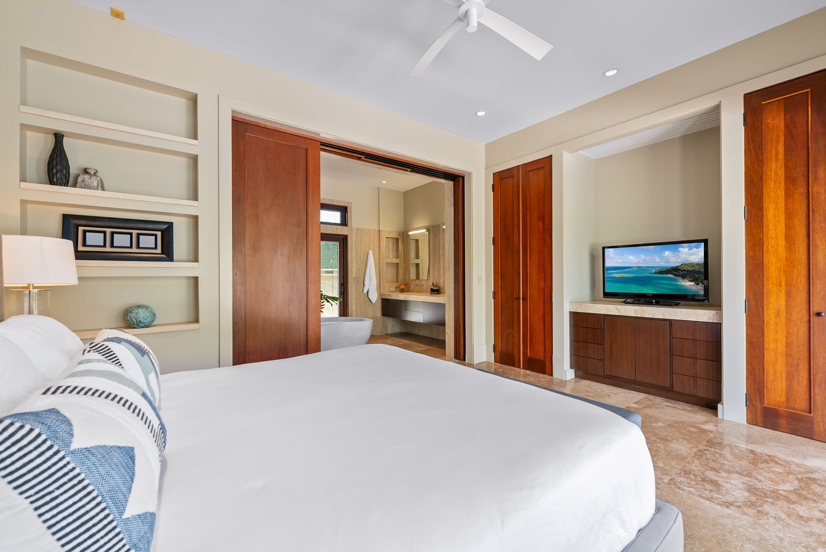 Kailua Vacation Rentals, Kailua Beachside - Relax in the guest suite after a day of exploration.