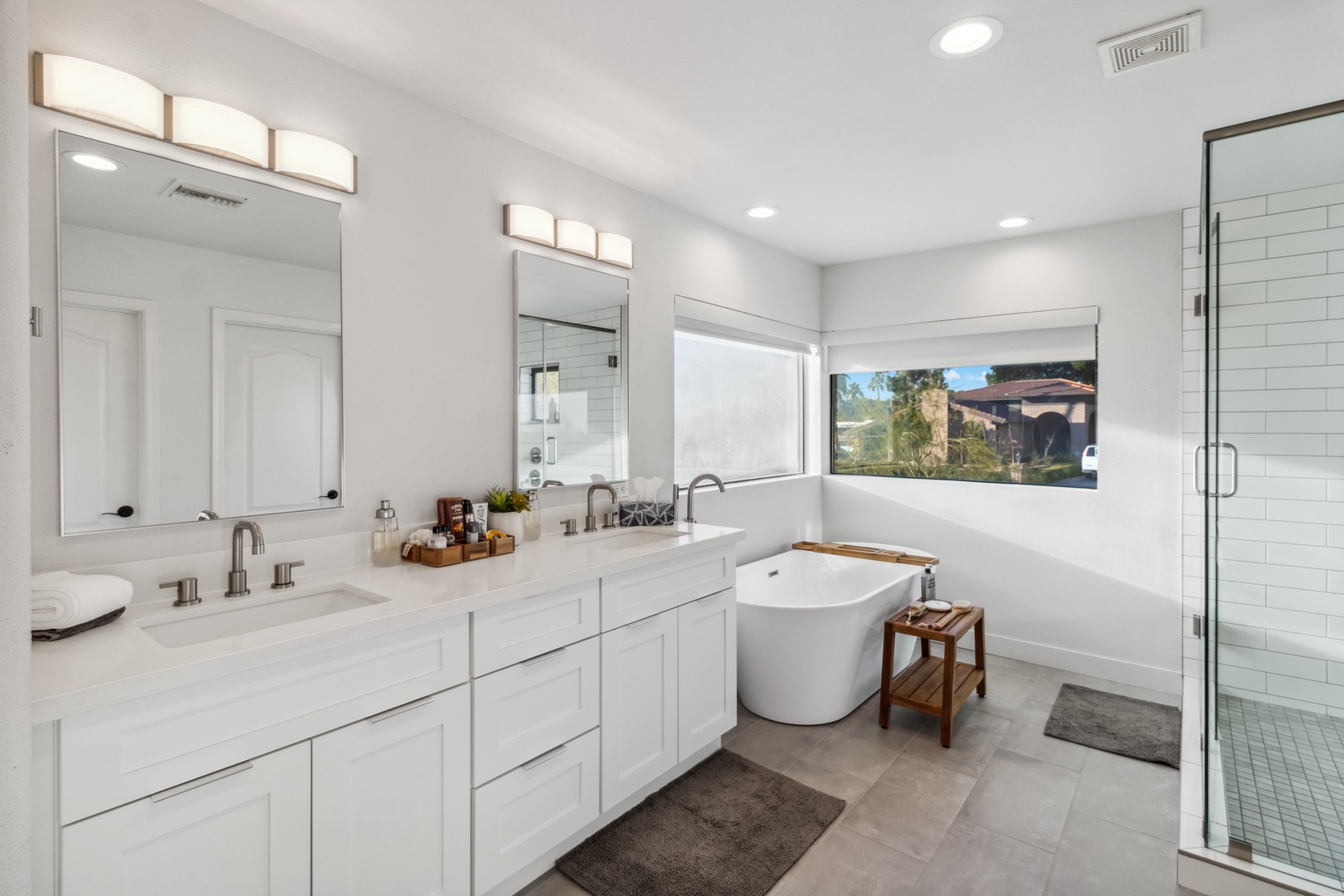 Phoenix Vacation Rentals, Majestic Mountain Views at Piestewa Peak Paradise - The ensuite bathroom features a double vanity sink, a generously sized shower with a rainfall shower head, a freestanding soaker tub, and a spacious walk-in closet.