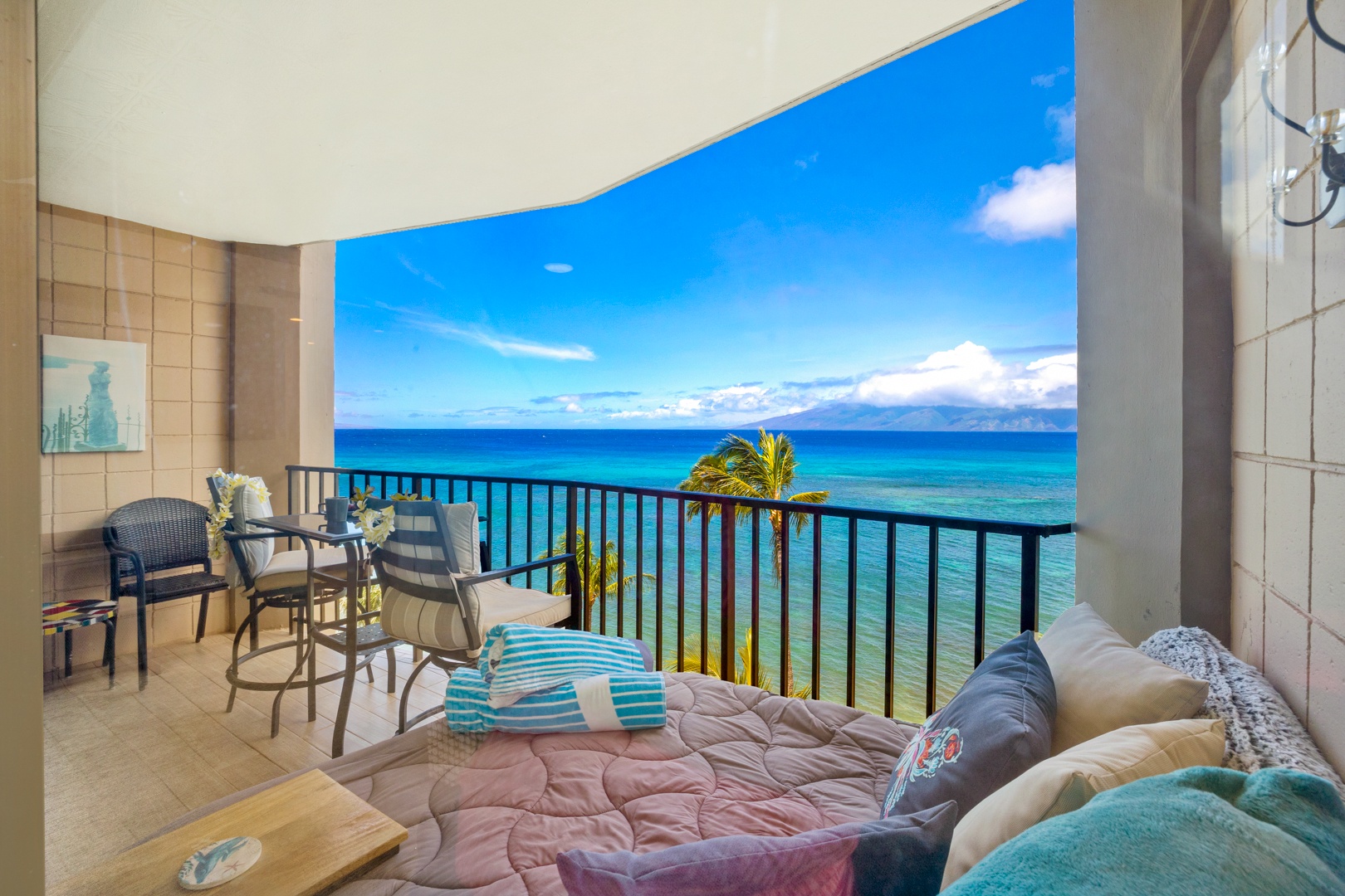 Lahaina Vacation Rentals, Valley Isle 804 - Enjoy ultimate relaxation on this inviting lanai bed, where you can unwind while gazing at the endless blue ocean and tropical surroundings