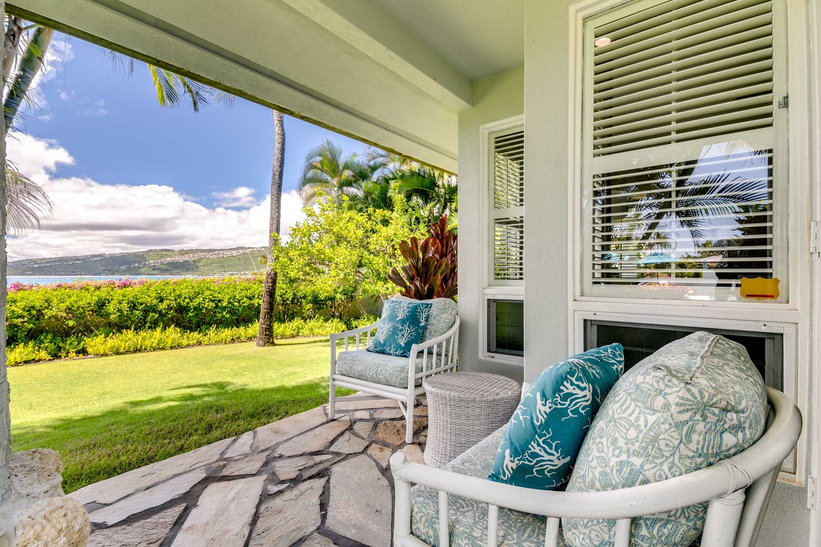 Honolulu Vacation Rentals, Hale Ola - Primary bedroom has a lovely lanai