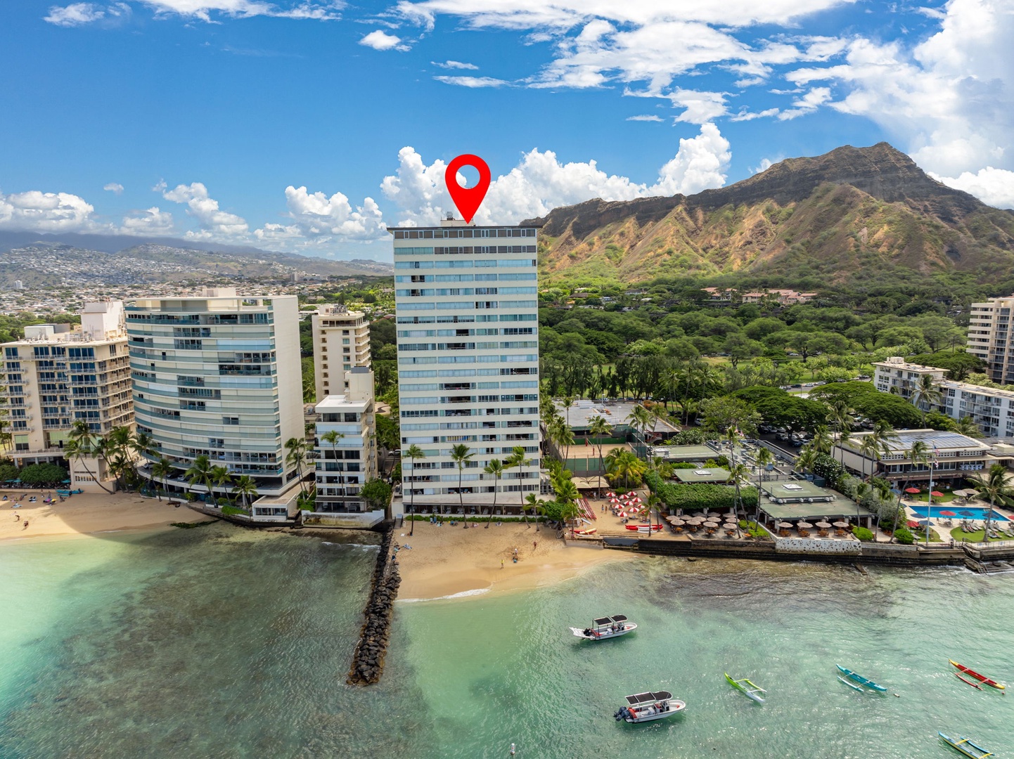 Honolulu Vacation Rentals, Colony Surf Luxe - Diamond Head in the distance, Colony Surf front and center—this is luxury living in a postcard-perfect setting.
