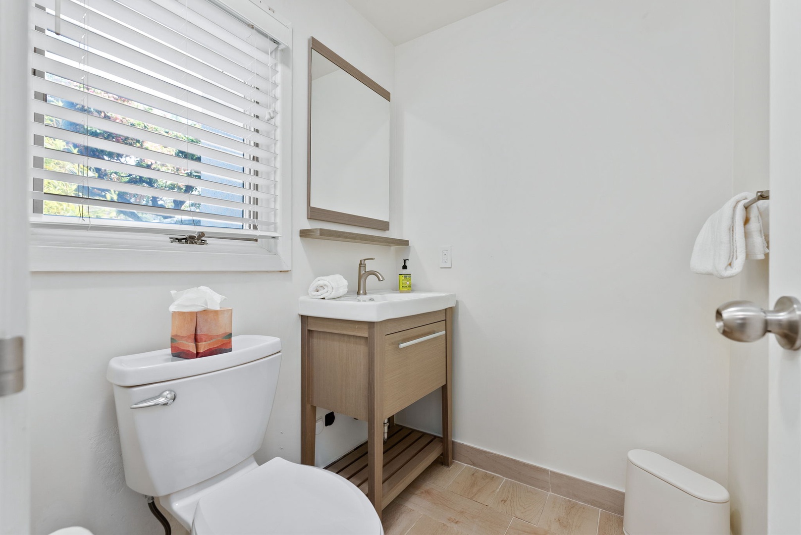 Honolulu Vacation Rentals, Wailupe Beachfront Getaway - The powder room.