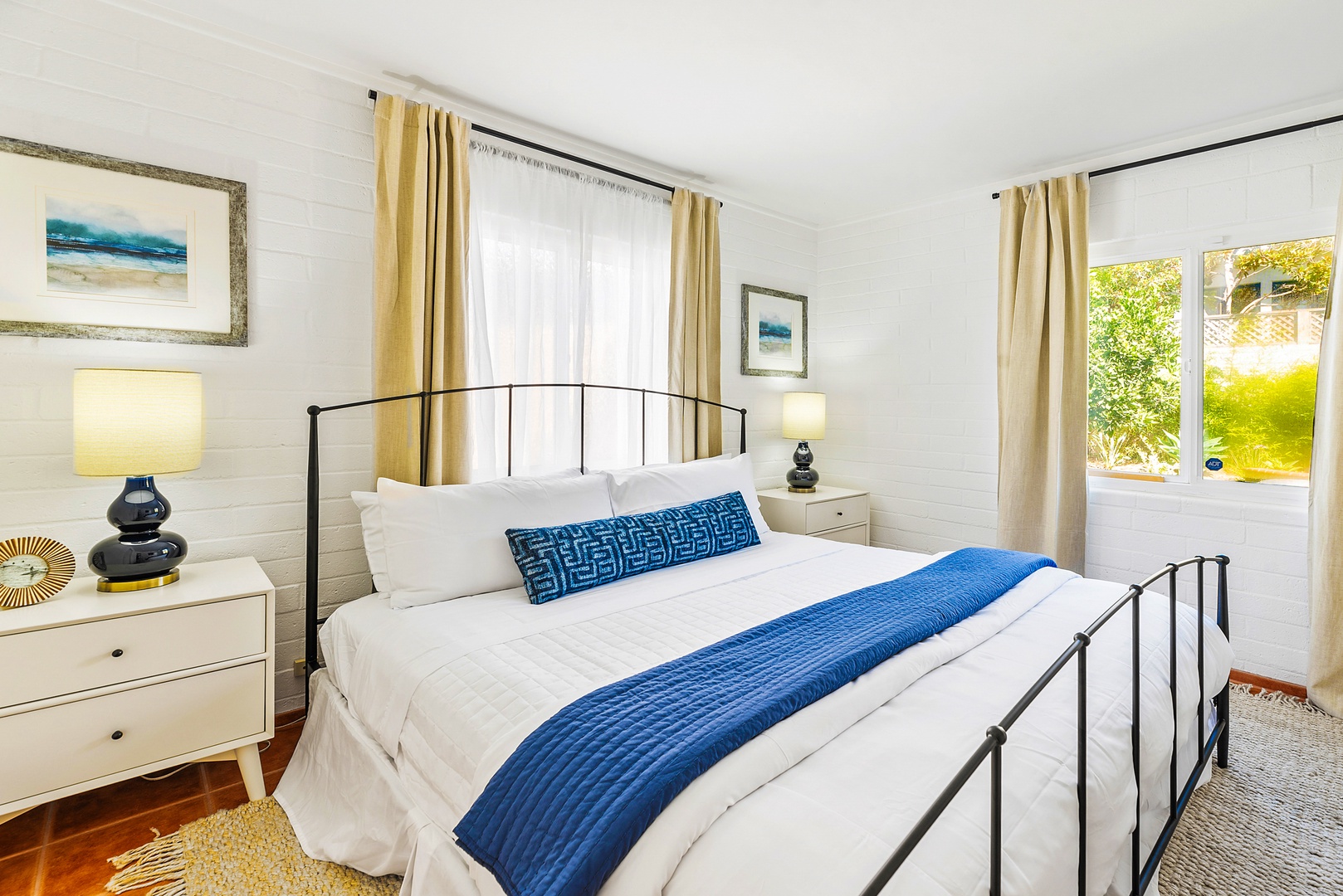 La Jolla Vacation Rentals, Hemingway's Beach House - Primary bedroom with king bed