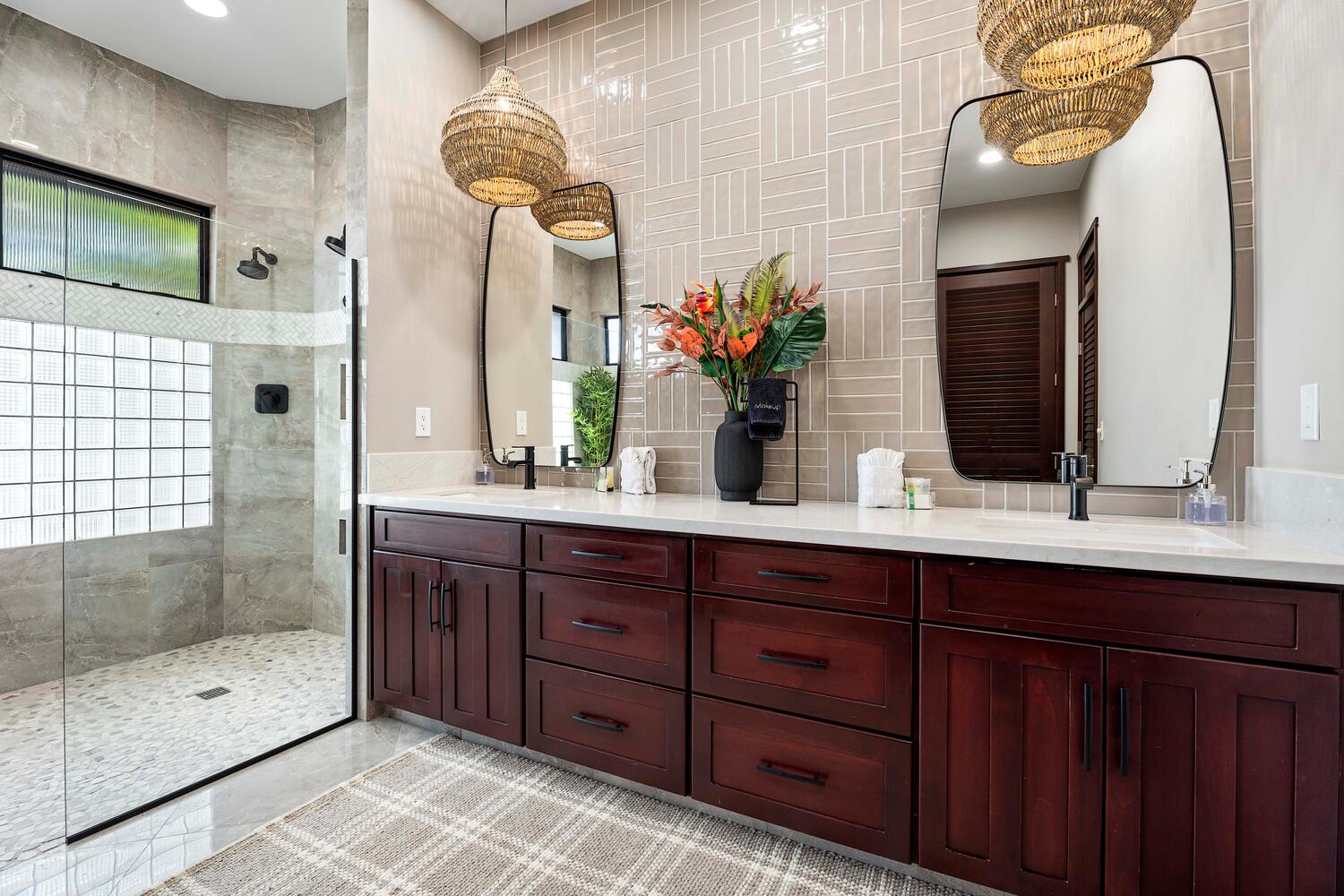 Kailua Kona Vacation Rentals, Island Oasis - Primary bathroom equipped with dual vanities