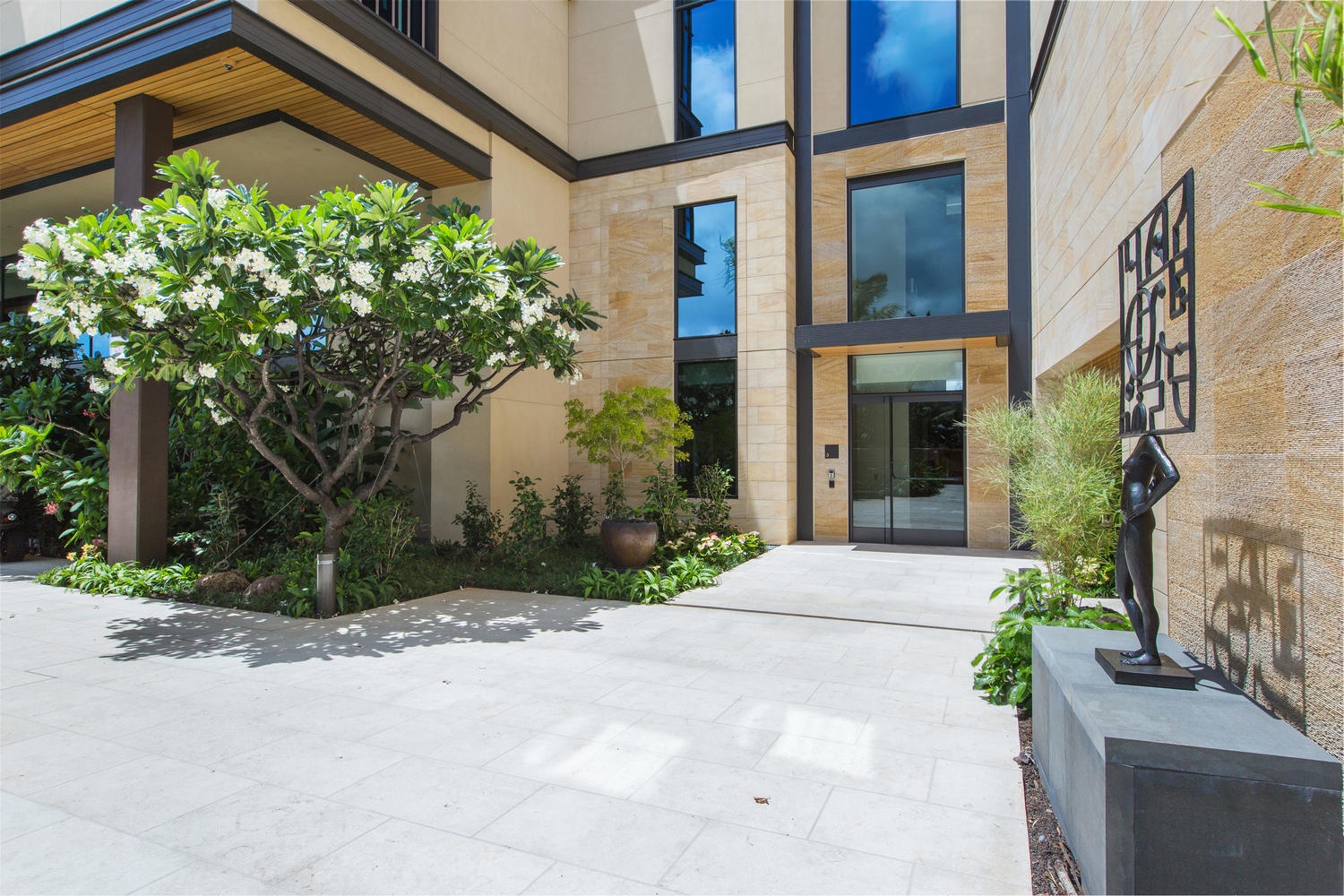 Honolulu Vacation Rentals, Park Lane Sky Resort - Building entrance