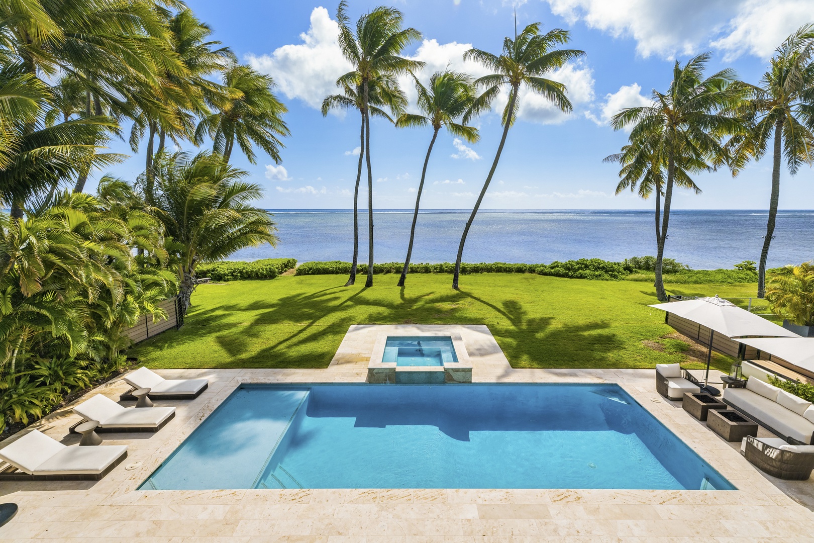 Honolulu Vacation Rentals, Niu Beach Estate - Oceanside yard and pool area