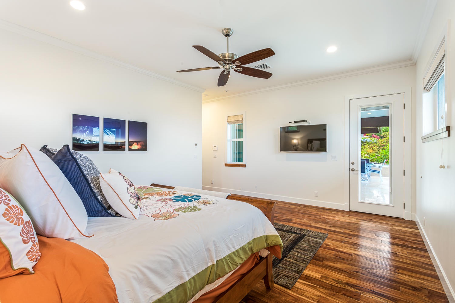 Kailua Kona Vacation Rentals, Ohana le'ale'a - The Primary Bedroom features a comfortable king-size bed, direct access to the lanai, and an en suite bath