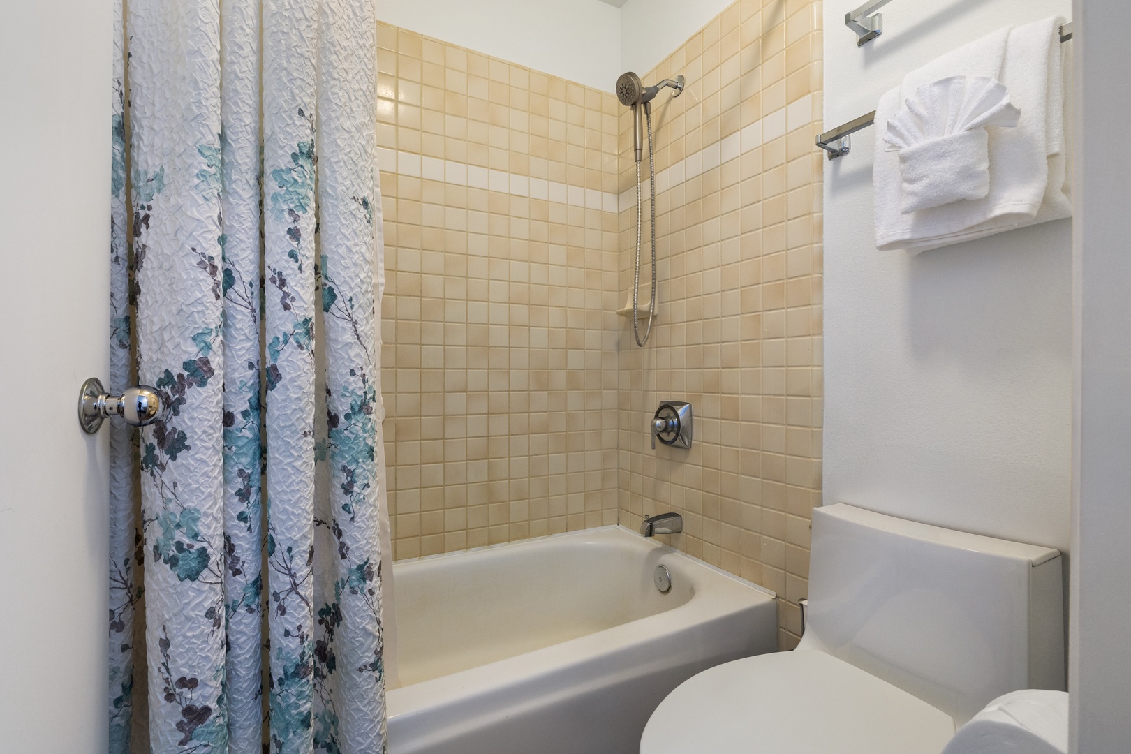 Kapolei Vacation Rentals, Fairways at Ko Olina 7A - Step into your private bathroom featuring a relaxing tub-shower combo with fresh towels and all essentials ready for your stay.