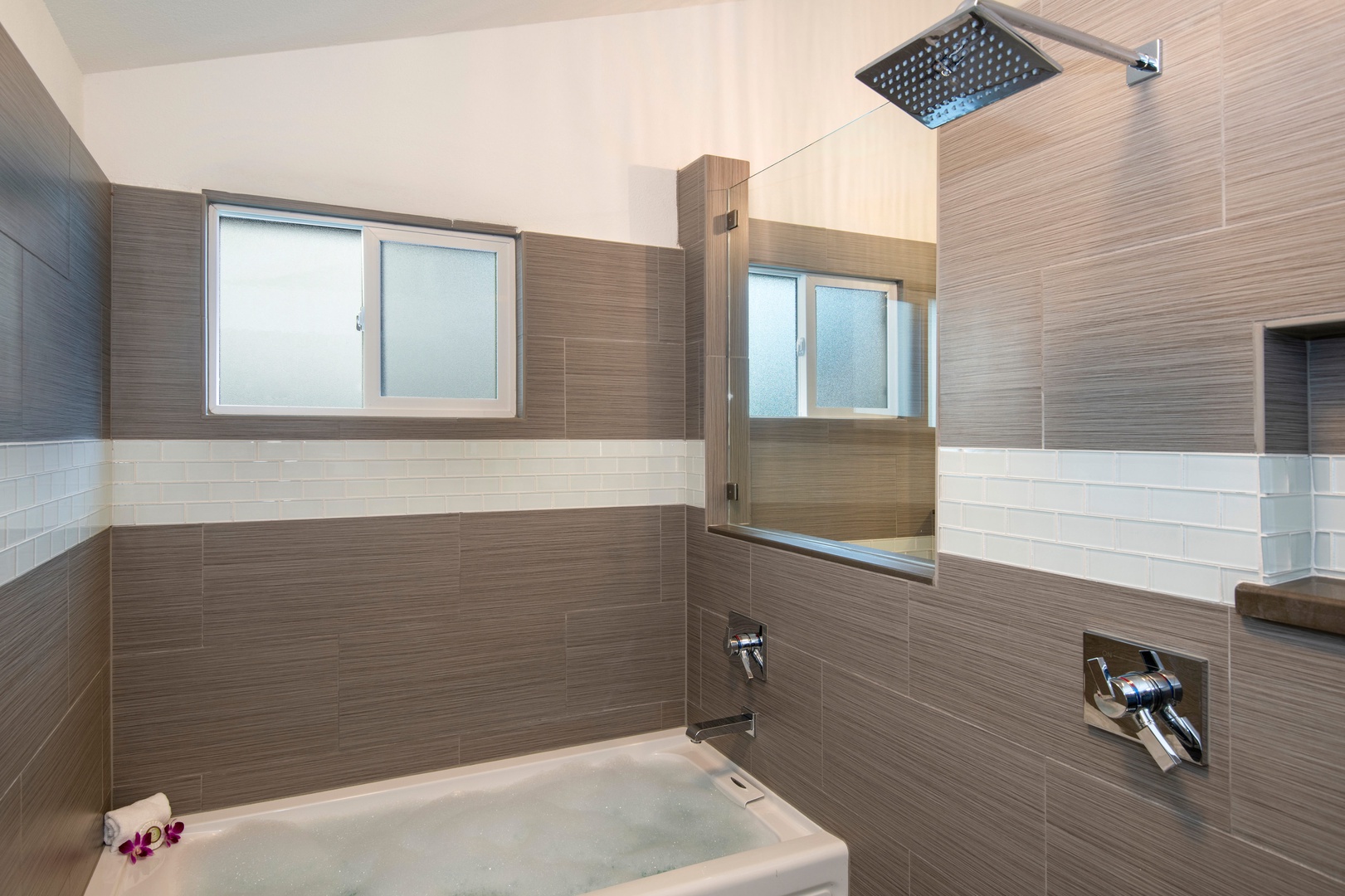 Honolulu Vacation Rentals, Holoholo Hale - Primary en-suite bathroom.