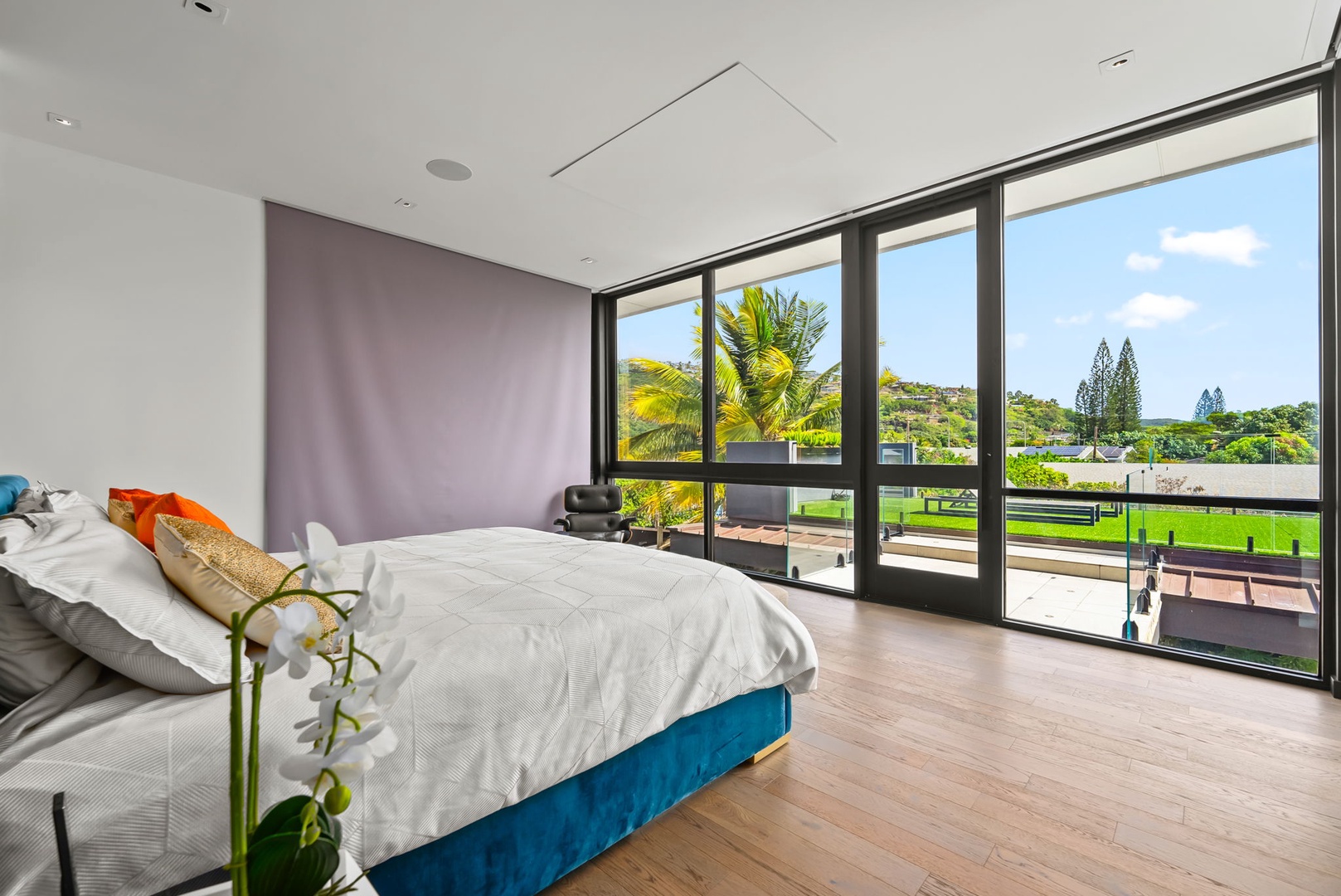 Honolulu Vacation Rentals, Ocean Villa Emilie - Natural light floods the room, while blackout shades and lush views ensure peaceful mornings and refreshing rest.