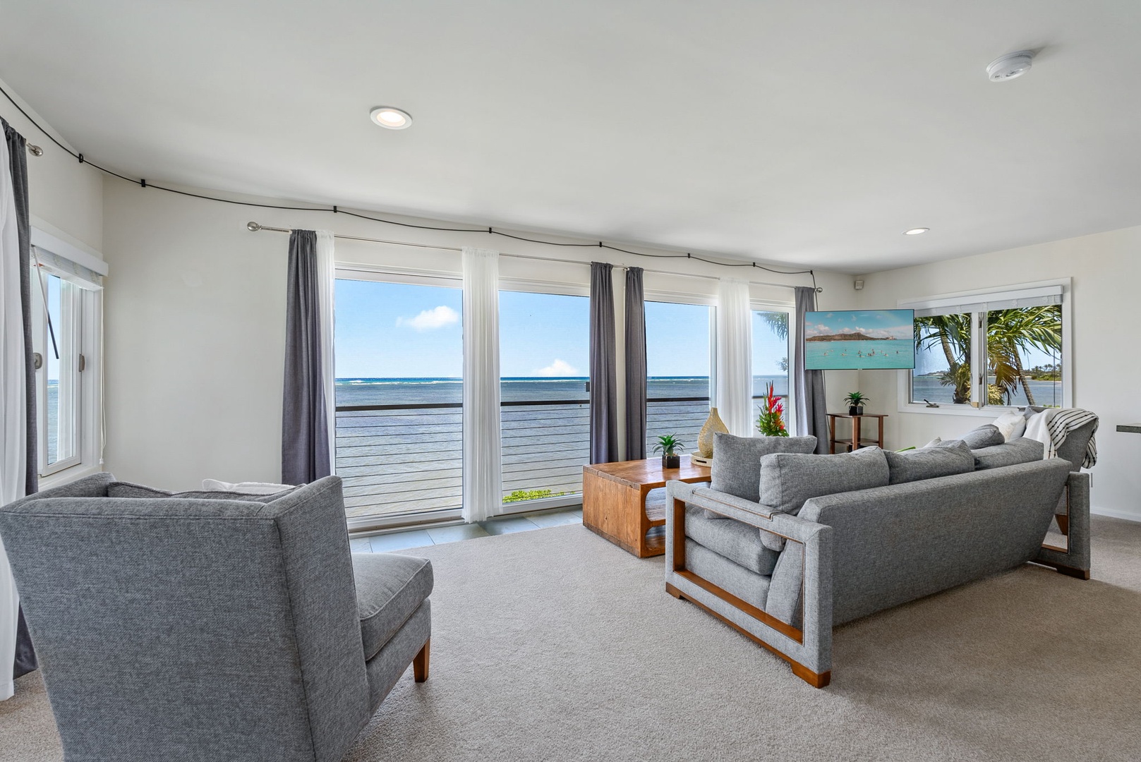 Honolulu Vacation Rentals, Wailupe Beachfront Getaway - The studio suite features a lounge area with expansive ocean view, perfect for a relaxing afternoon.