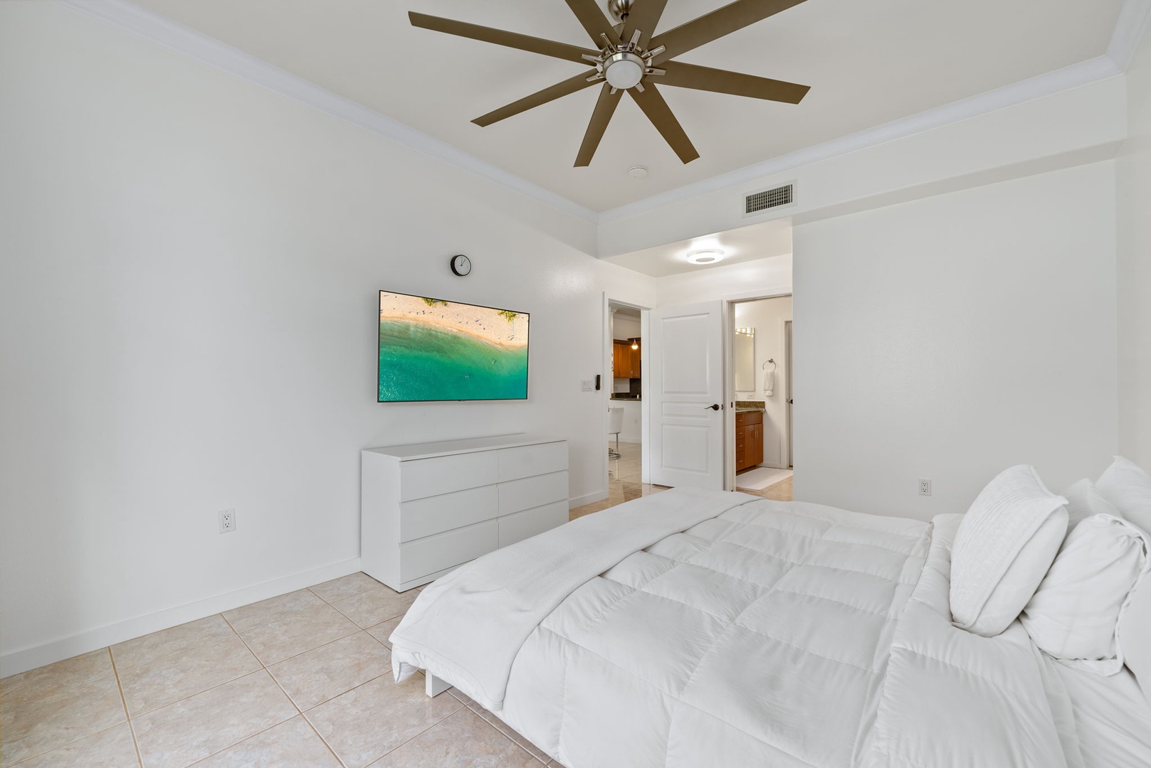 Kapolei Vacation Rentals, Kai Lani Luxury 6D - Comfortable suite equipped with a smart TV, ideal for winding down with your favorite shows or movies.