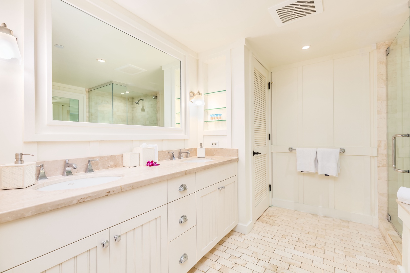 Kahuku Vacation Rentals, Turtle Bay Villas 108 - Spacious bathroom