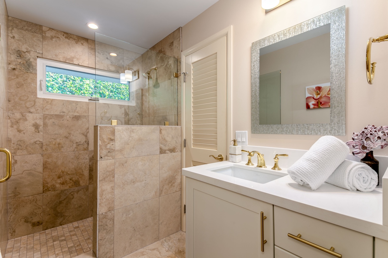 Honolulu Vacation Rentals, Hale Ola - Guest bedroom 2 Ensuite with spacious walk-in shower