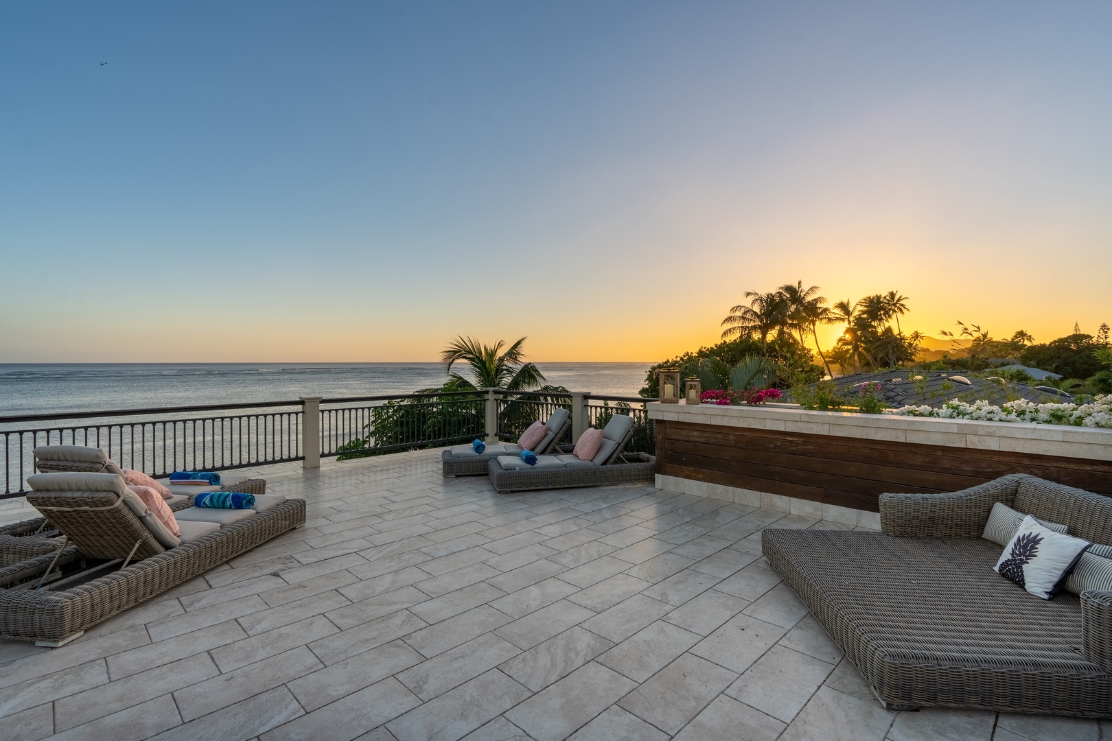 Honolulu Vacation Rentals, Wailupe Seaside - View the sunset from the private rooftop deck.