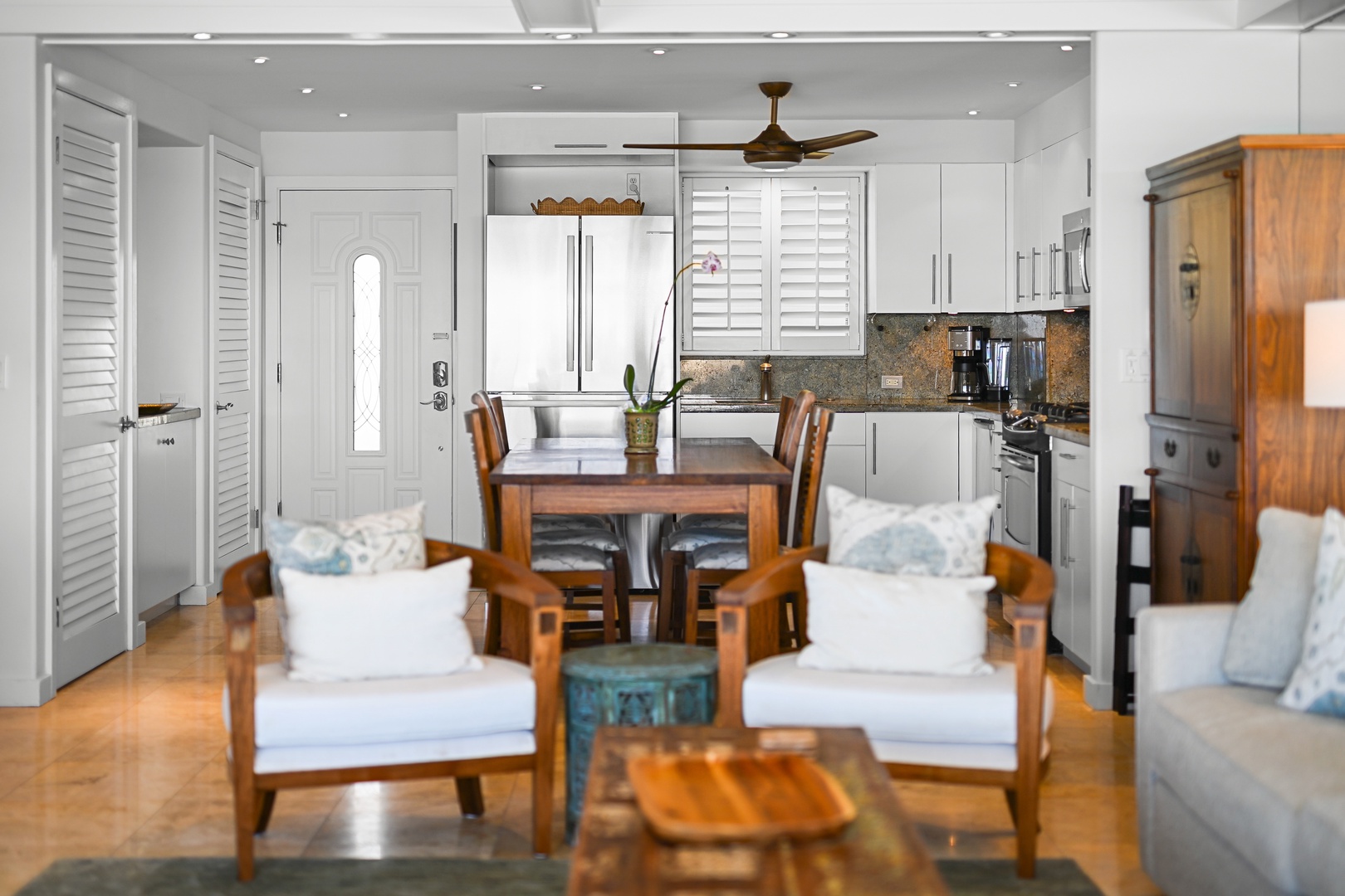 Honolulu Vacation Rentals, Kaimana Shores Getaway - Relax in the comfortable seating area where the open floor plan creates an airy, welcoming atmosphere.