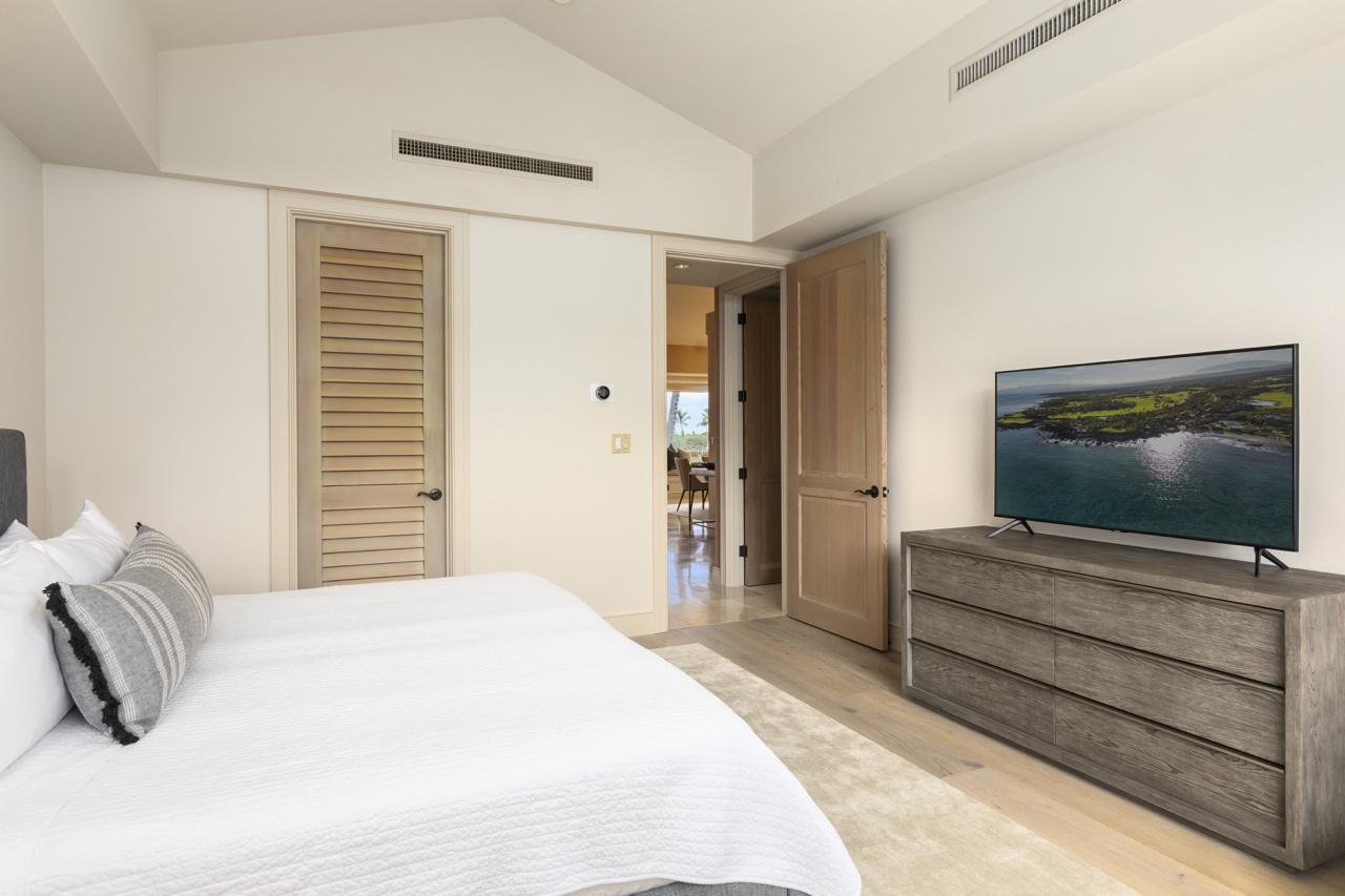 Kailua Kona Vacation Rentals, 3BD Palm Villa (130B) at Hualalai Resort - Reverse view of the third bedroom while in the king bed set up