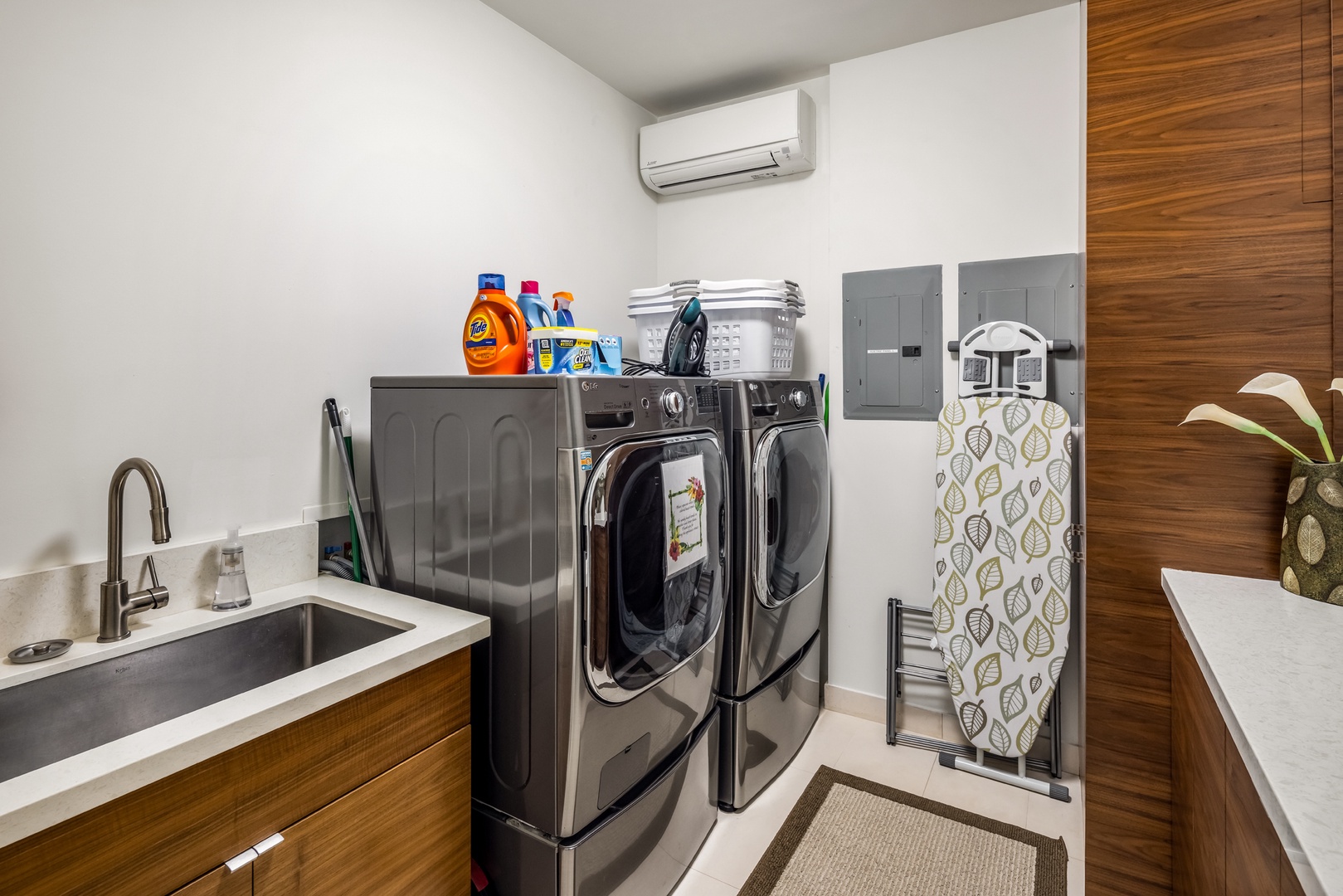 Honolulu Vacation Rentals, Kahala Grand Splendor - Full laundry room with washer/dryer and sink for convenience.