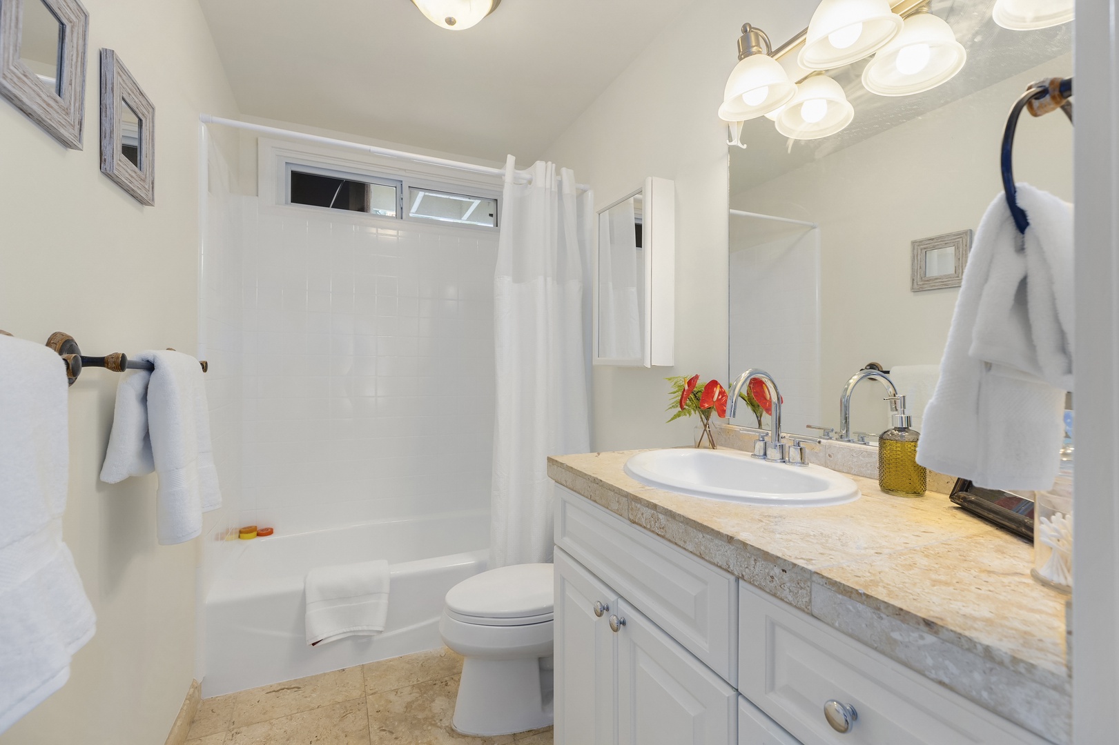 Honolulu Vacation Rentals, Hale Nui - Downstairs Shared Hallway Bathroom