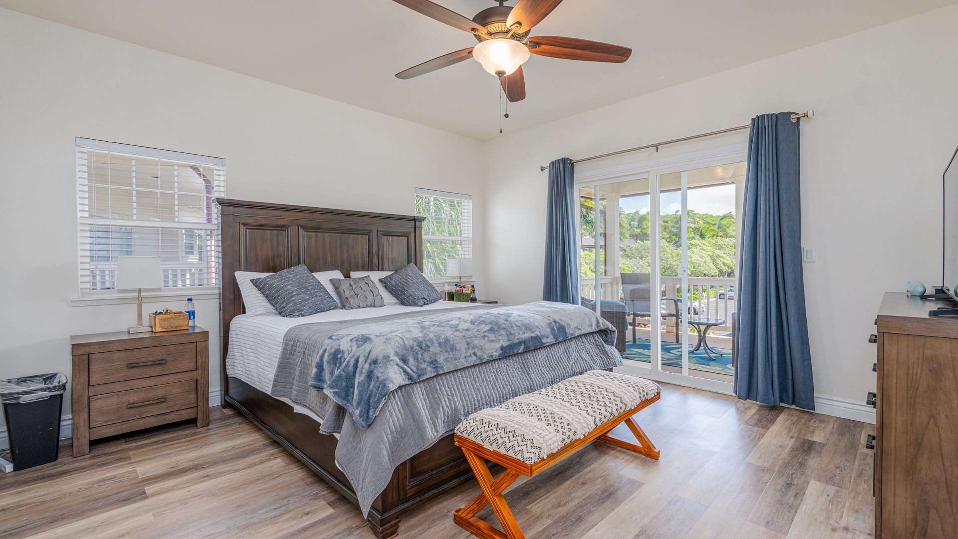 Kapolei Vacation Rentals, Coconut Plantation 1078-1 - The king bed with luxurious linens.