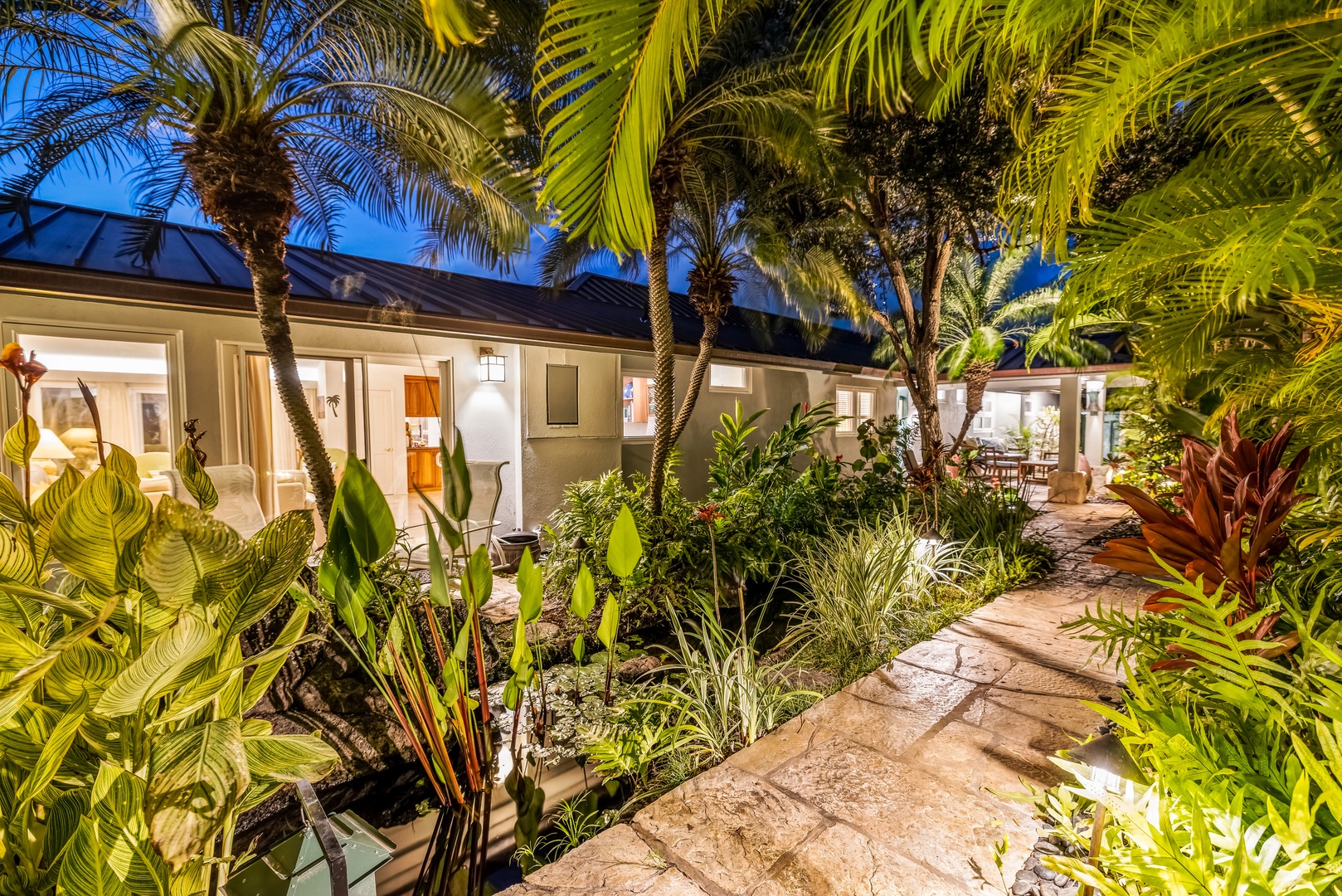 Honolulu Vacation Rentals, Hale Ola - The gorgeous grounds of Hale Ola