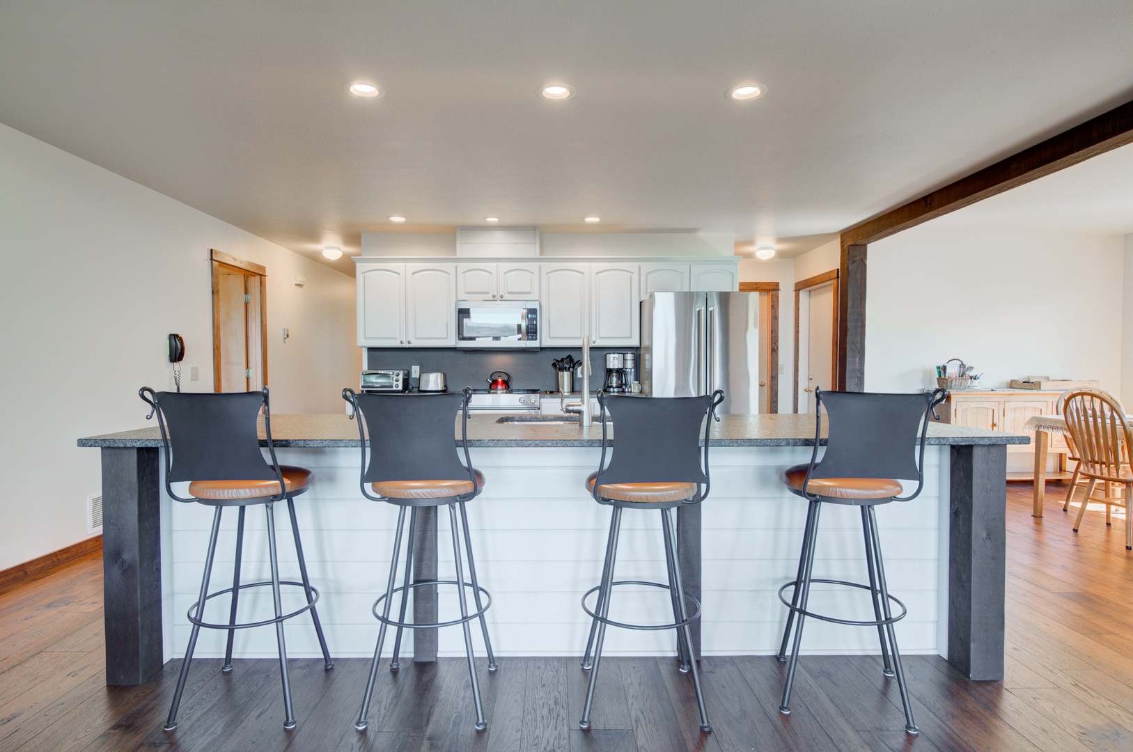 Bozeman Vacation Rentals, The Canyon Lookout - Open kitchen views