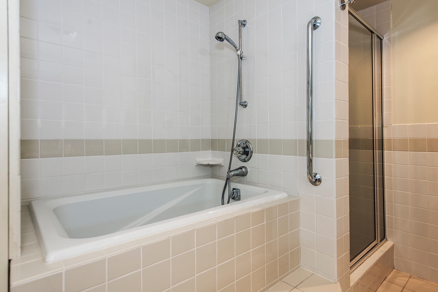 Honolulu Vacation Rentals, Kahala Beachfront Villa - The ensuite bathroom has shower/tub combo.