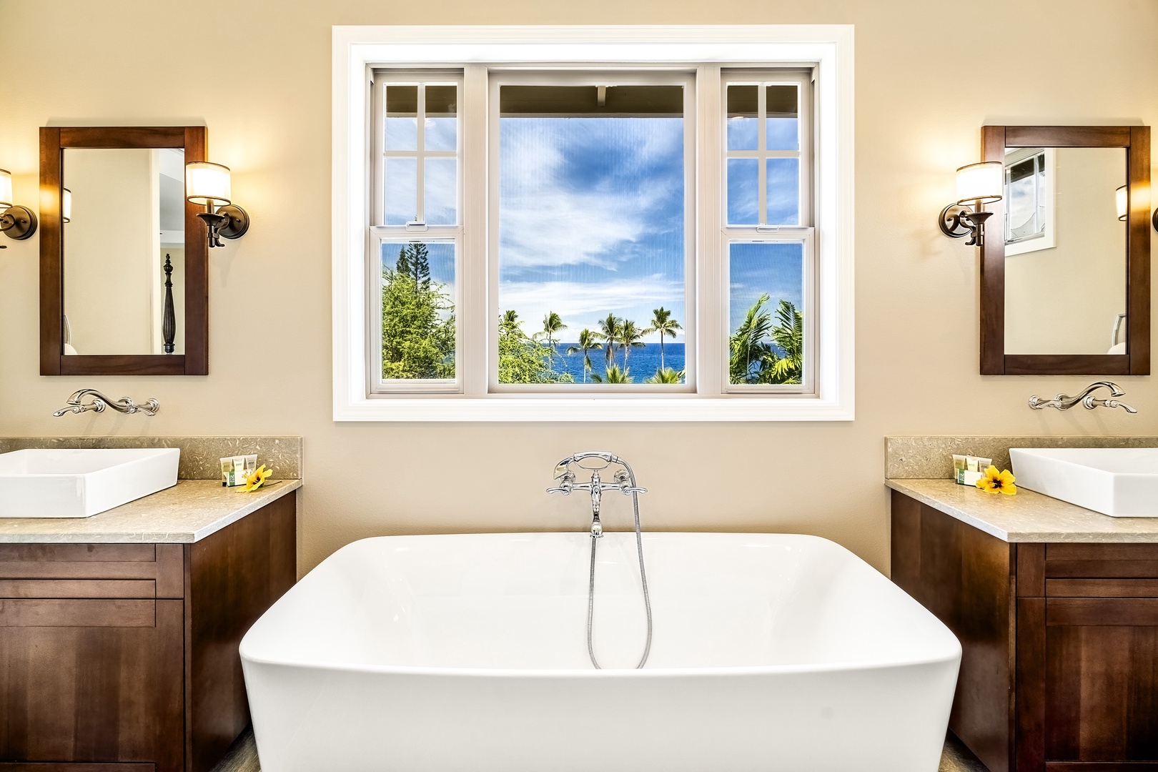 Kailua Kona Vacation Rentals, Holua Moana Hale - Enjoy a luxurious soak while gazing at tropical views.