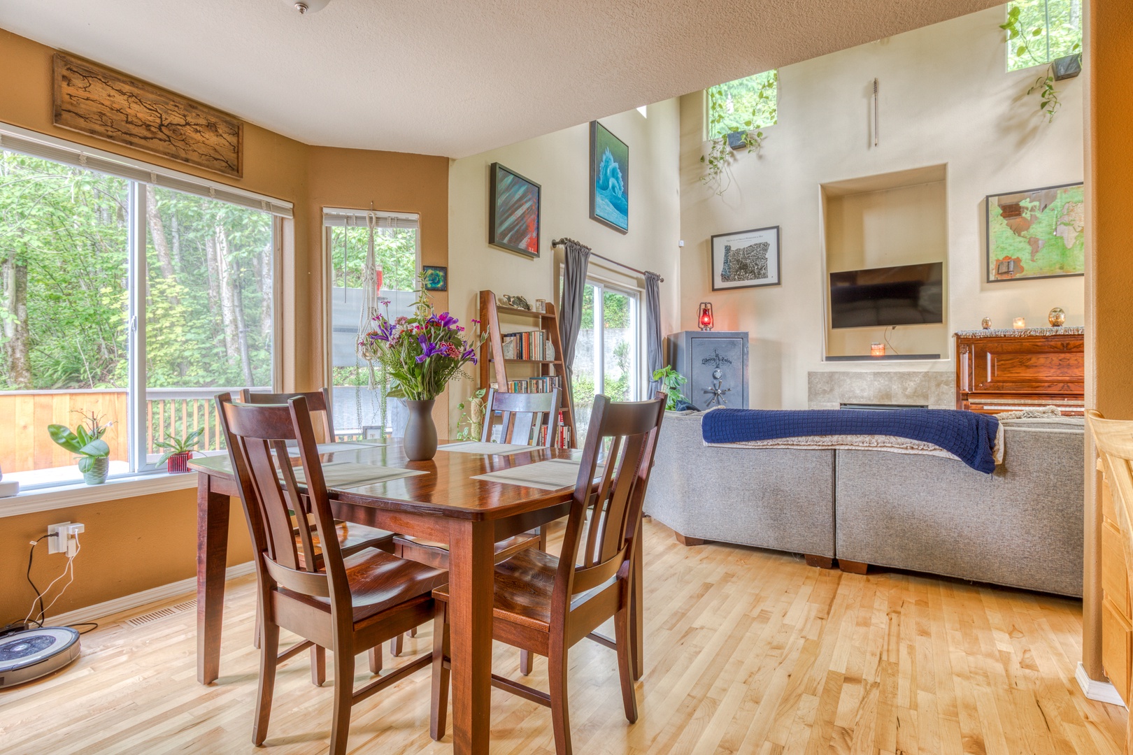 Clackamas Vacation Rentals, Duck Crossing - Just behind the living area, you'll find the dining table