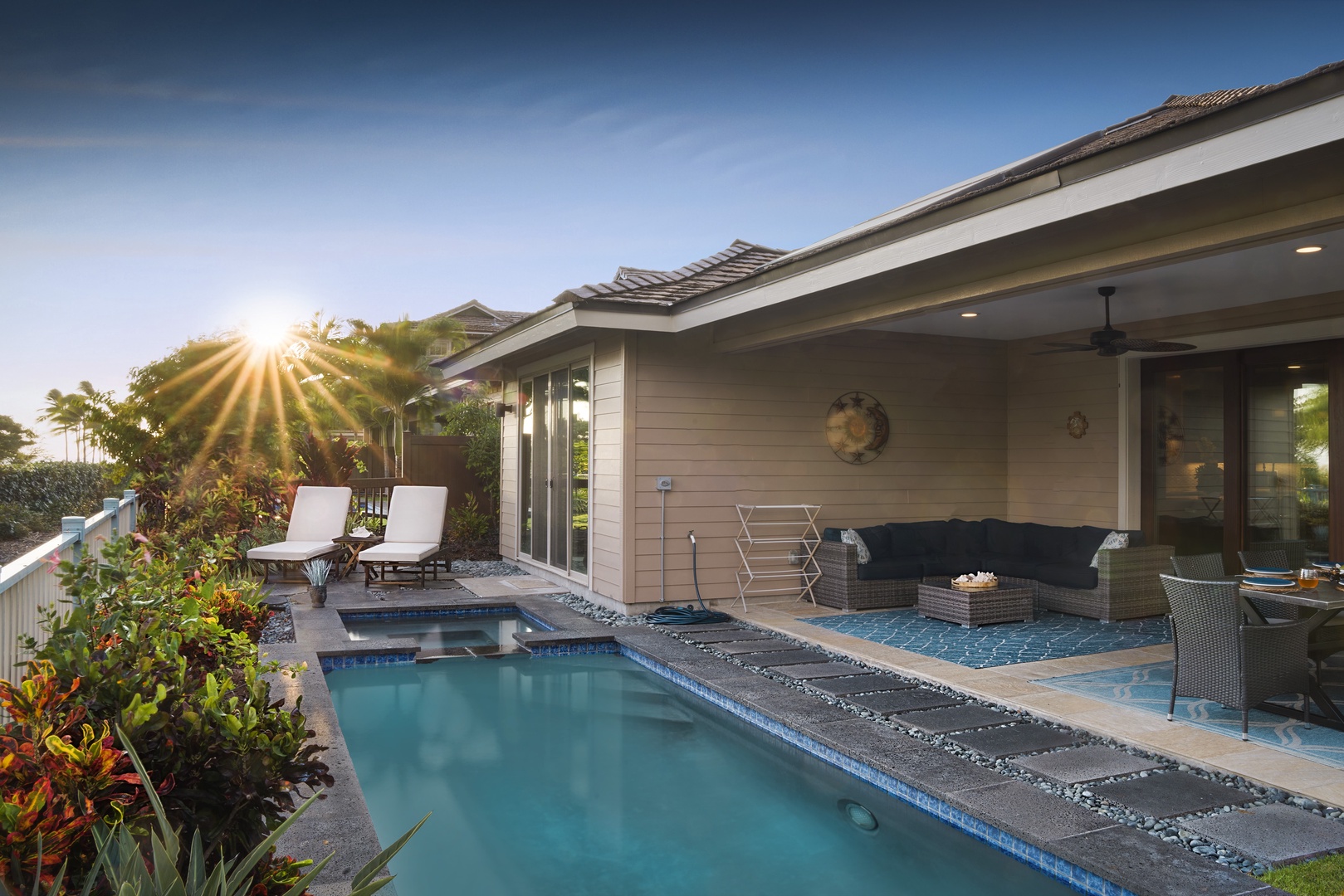 Kailua Kona Vacation Rentals, Kona Blue Vacations Holua Kai - Enjoy a stunning Hawaiian Sunset at the private pool side