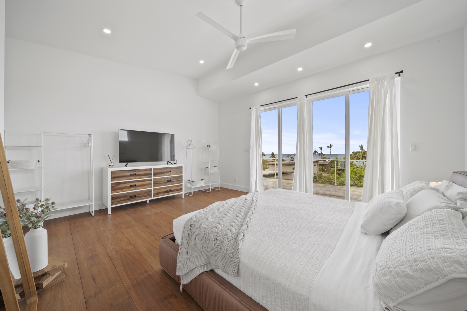 Haleiwa Vacation Rentals, Villa Bianca - Bright and airy suite has a king-sized bed, large glass sliders and direct access to the lanai.