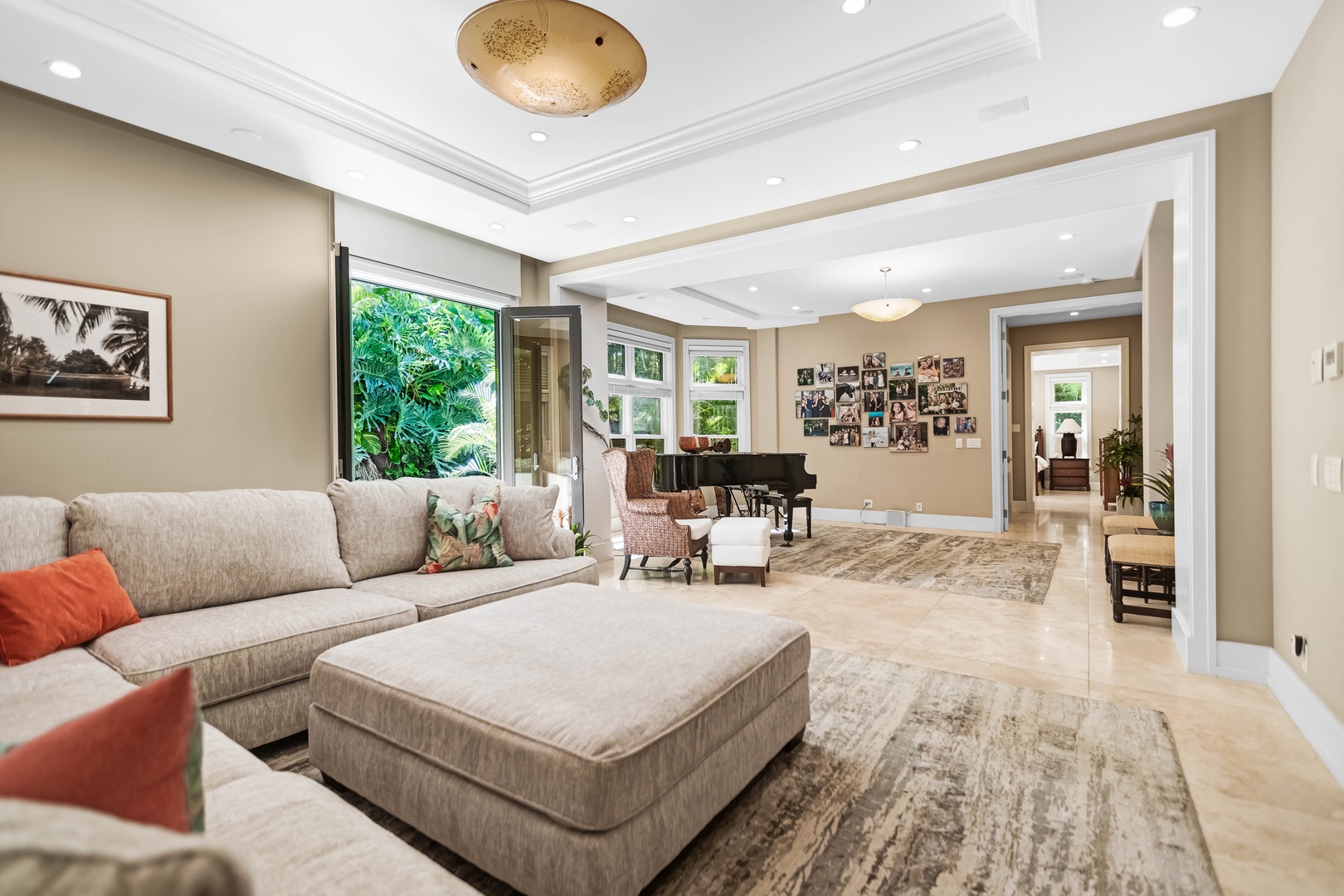 Honolulu Vacation Rentals, Pili Pono - Spacious living area with casual elegance.