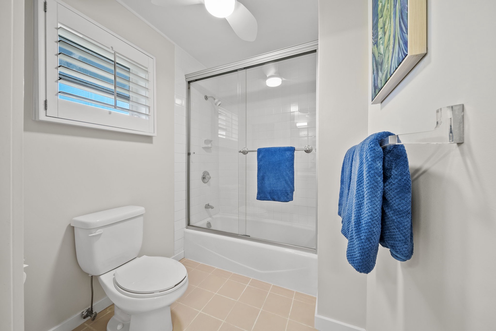 Waimanalo Vacation Rentals, Mana Kai at Waimanalo - Upstairs Hallway – 2nd bathroom – Combo tub and shower