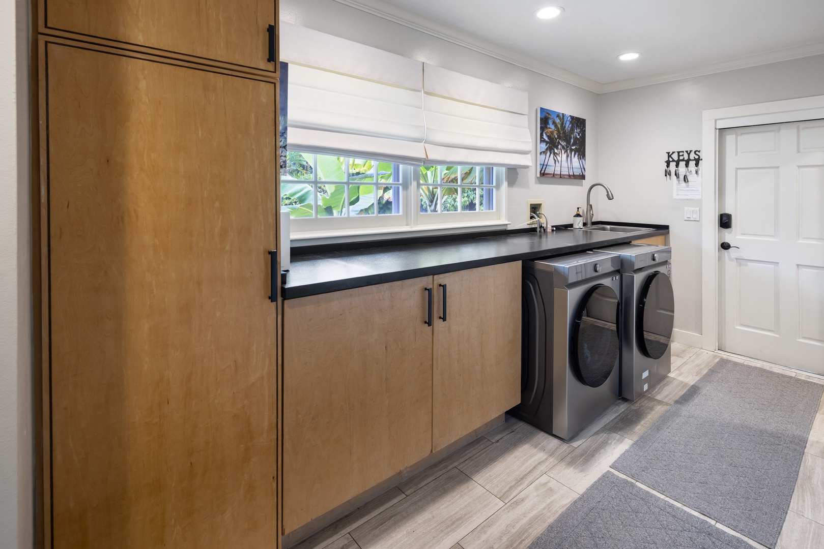 Honolulu Vacation Rentals, Moana Lani - Main House - Washer and dryer on site, so beach towels come back fresh and packing stays light.