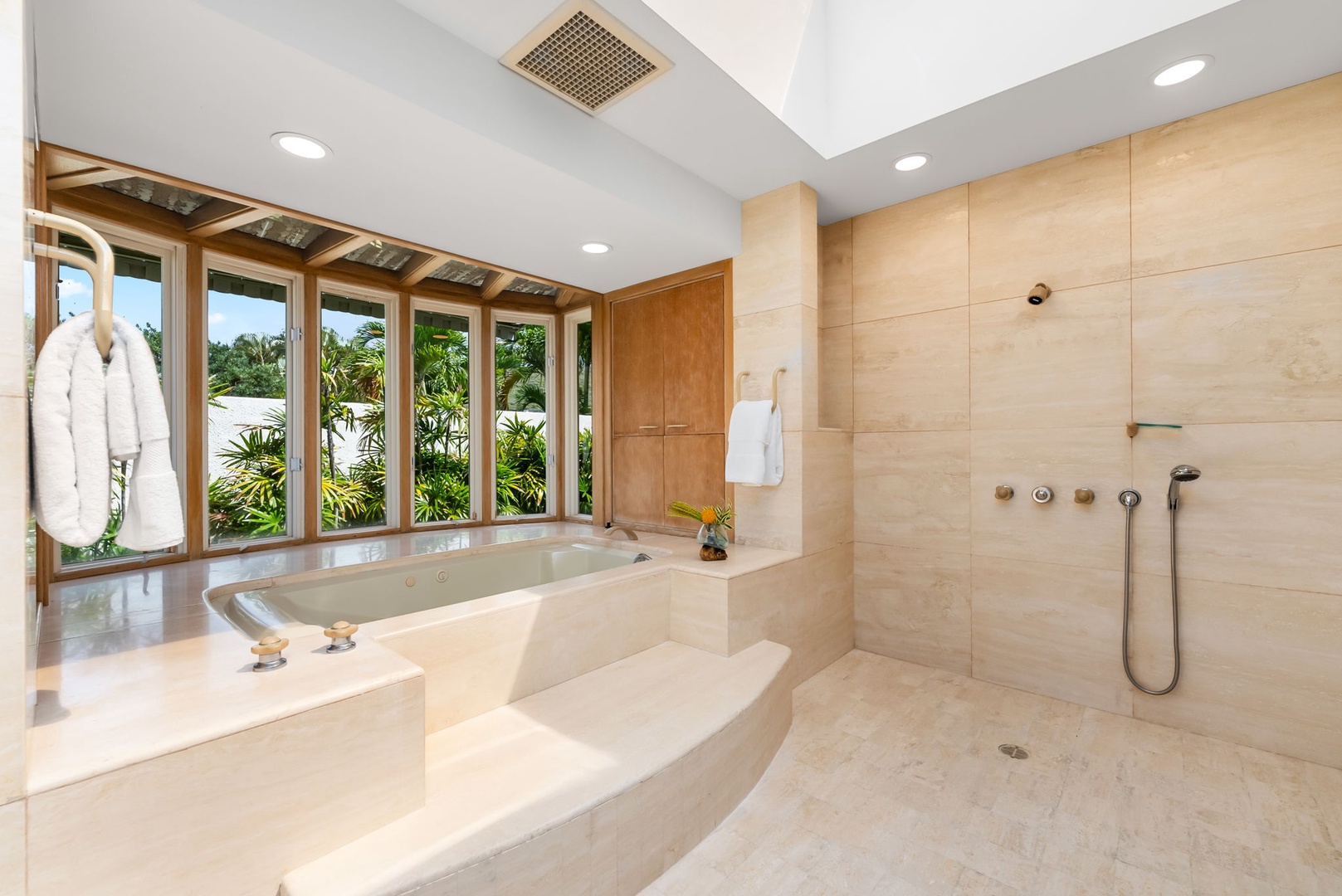 Honolulu Vacation Rentals, Luxury Golf Course Retreat in Kahala - 1077 Waiholo* - 