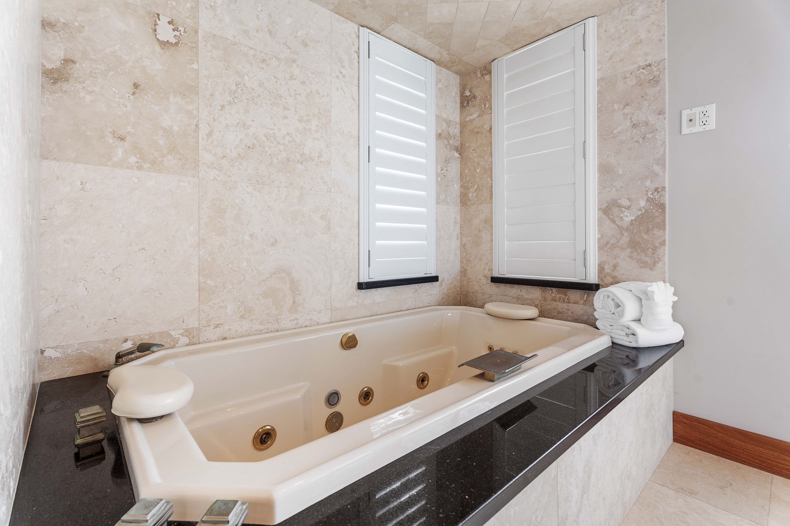 Kailua Kona Vacation Rentals, Ali'i Point #9 - Luxurious jacuzzi tub