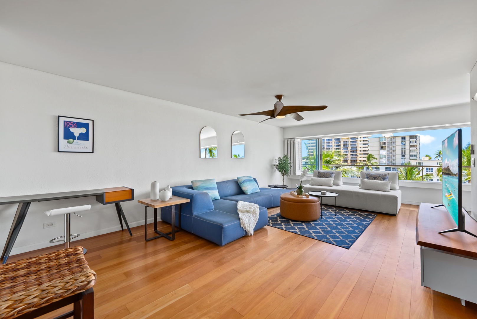 Honolulu Vacation Rentals, Colony Surf Retreat - Inviting, sun-drenched living space blends island style with practical comfort—ideal for lazy mornings or post-beach evenings.