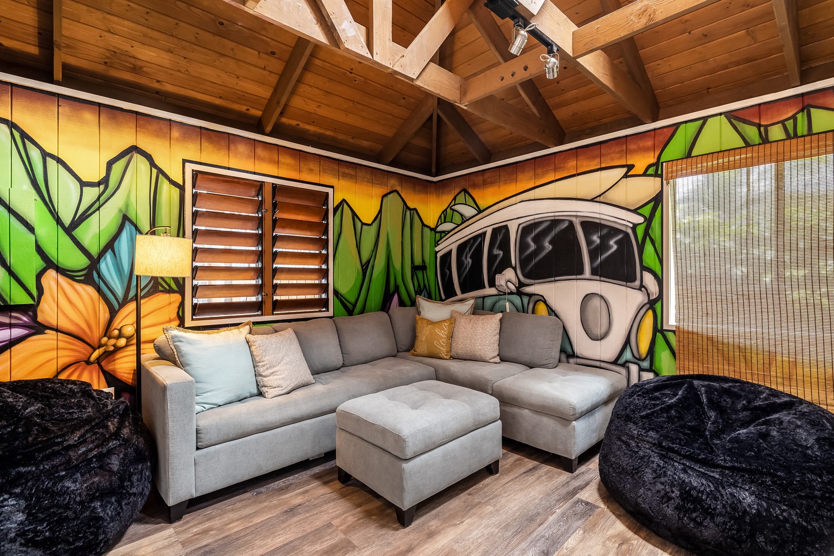 Waimanalo Vacation Rentals, Hawaii Hobbit House - Guest house media room
